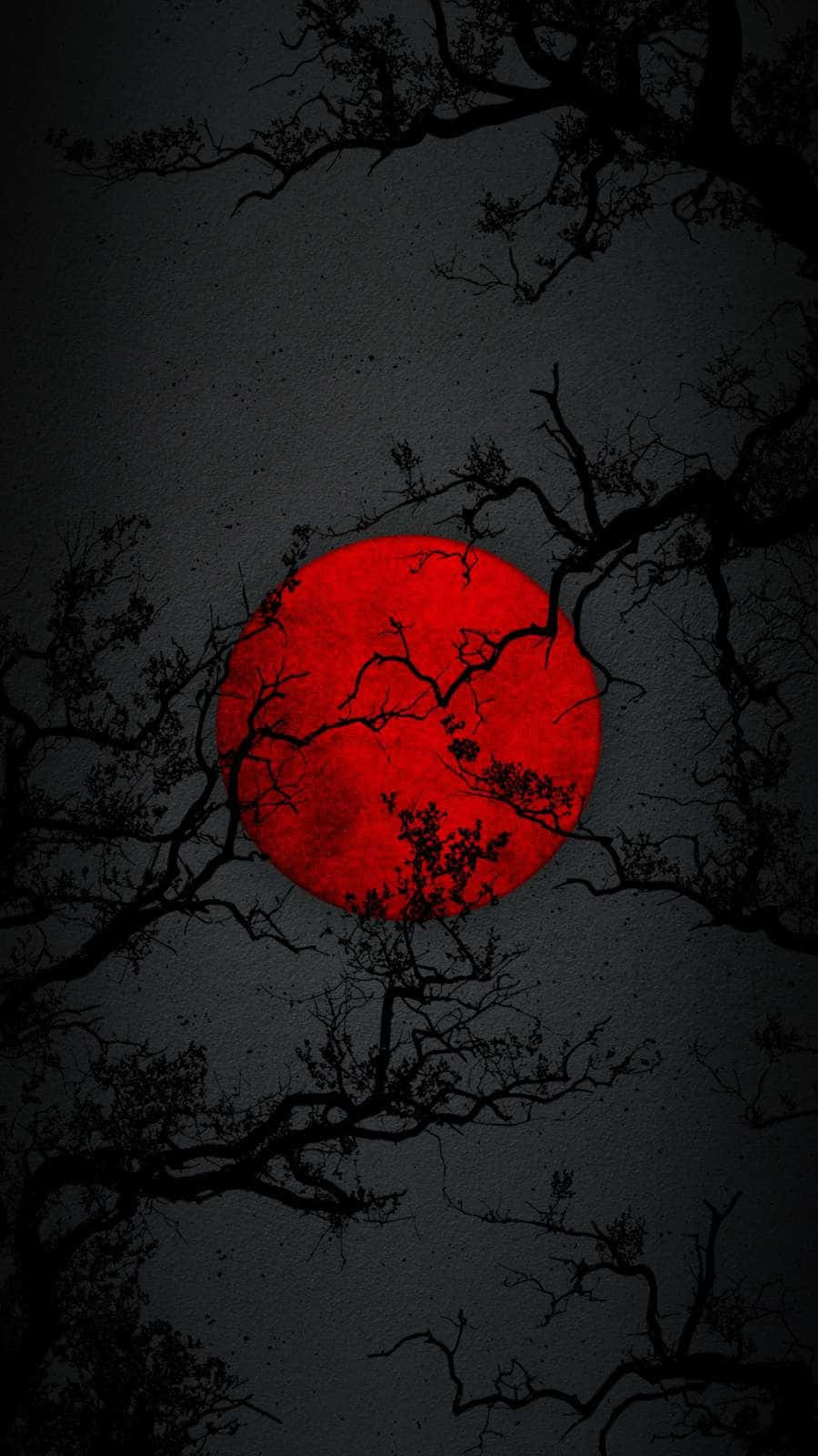 桌布 壁紙 — 一輪令人不安的紅色滿月在深灰色天空下，在尖銳的黑色樹枝後方發光。