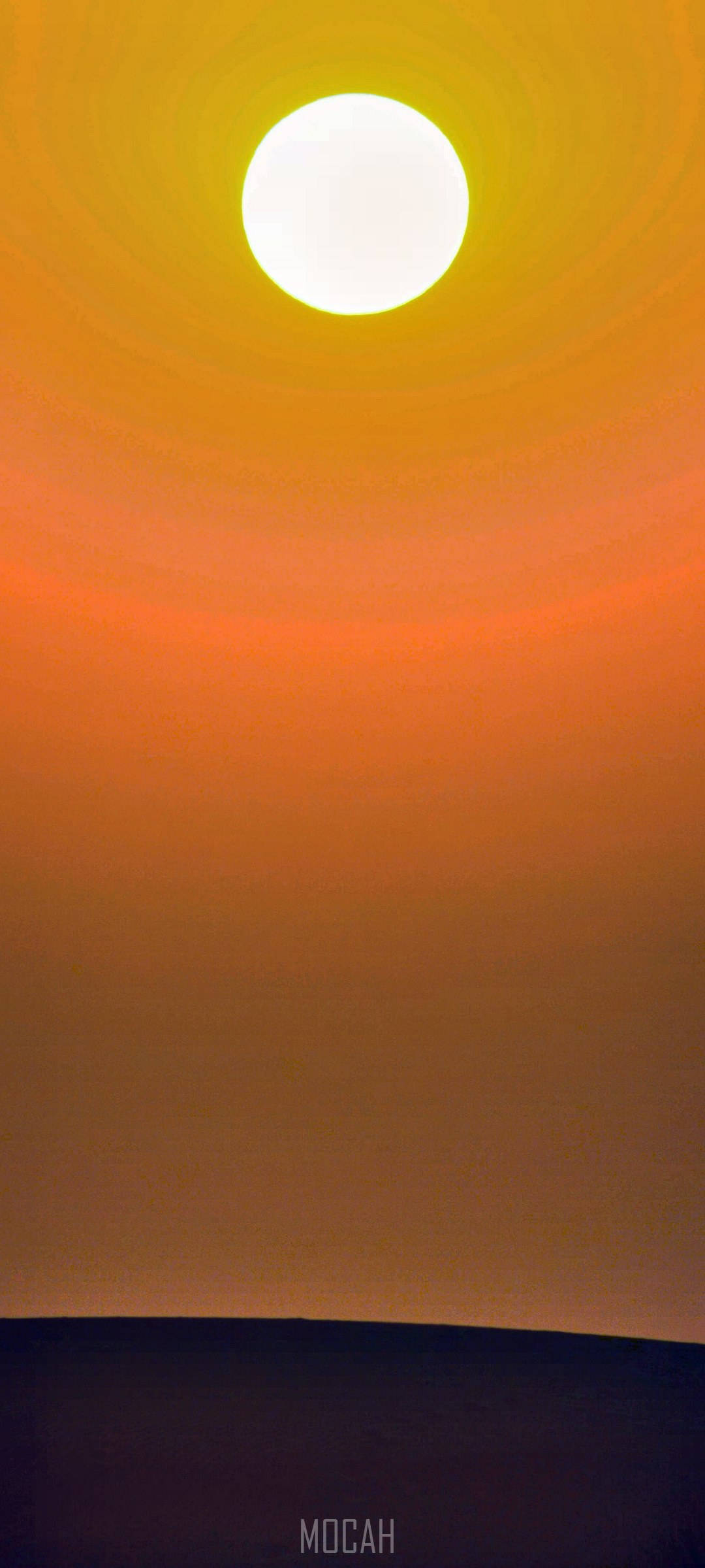 太陽 桌布 壁紙 — 一輪光芒四射的太陽在漸變的天空中強烈發光，天空從火橙色過渡到地平線的深靛藍色。
