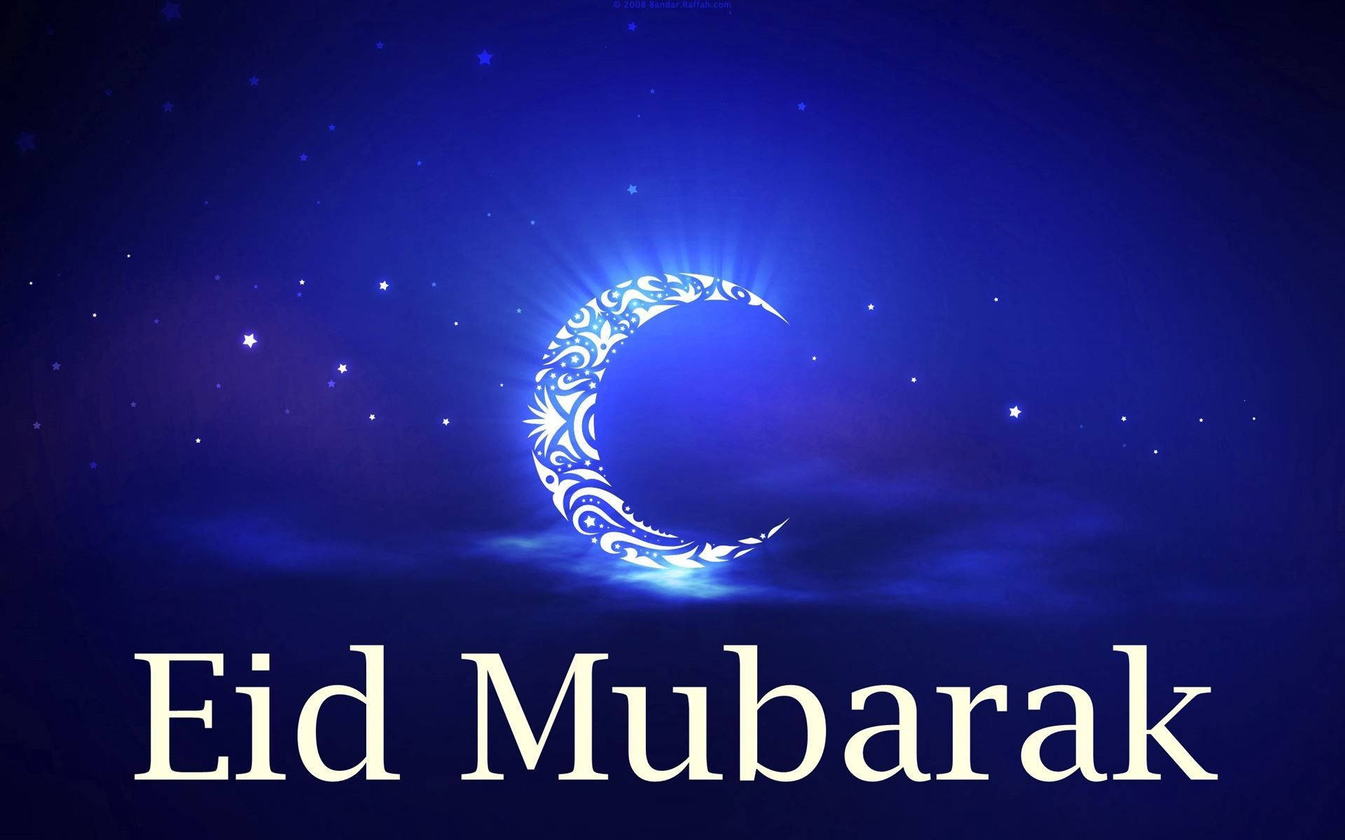 Eid Mubarak 桌布 壁紙 — 一輪光芒四射的弦月帶有精緻的白色圖案，在深藍色星空夜空中閃耀，下方有「Eid Mubarak」文字。