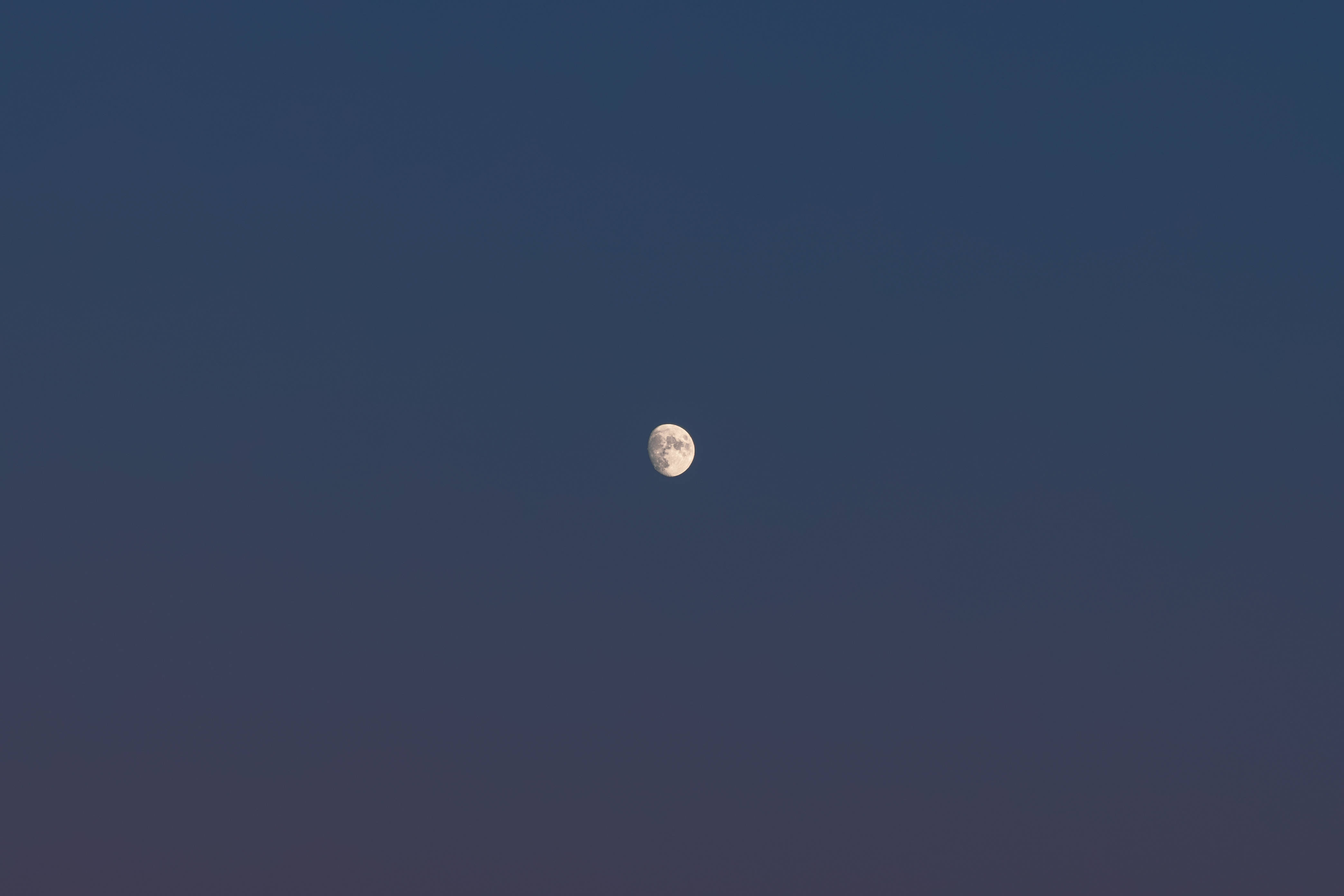 Beautiful Full Moon 桌布 壁紙 — 一輪孤月懸掛在從海軍藍漸變到紫色的深沉暮色天空中。