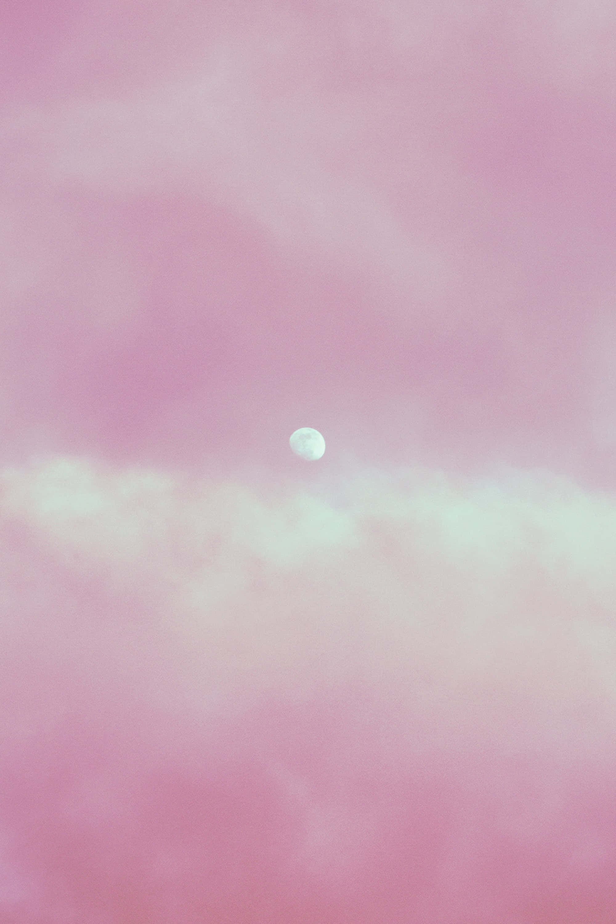 Pink Sky 桌布 壁紙 — 一輪寧靜的月亮在夢幻暮色天空中，柔和地照耀在粉彩粉紅和薄荷綠的雲朵之上。