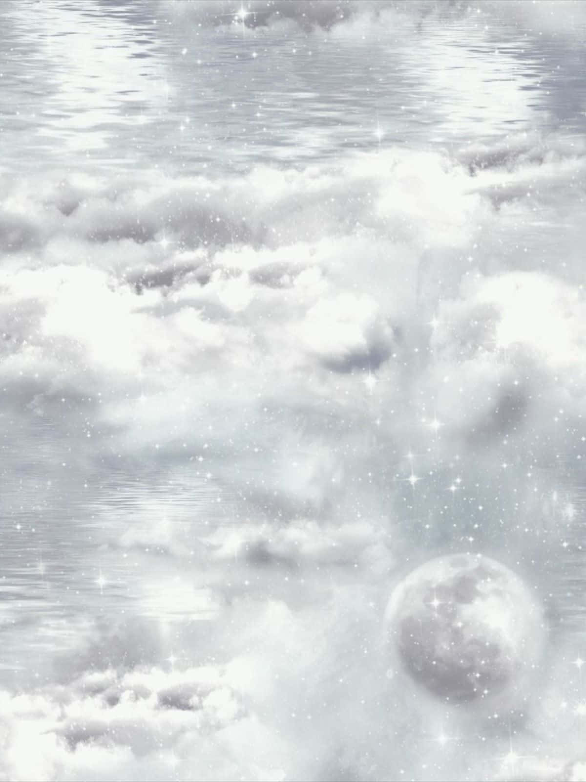 雲朵 桌布 壁紙 — 一輪寧靜的月亮漂浮在反射雲朵和閃爍星星的水面上，構成單色奇幻場景。