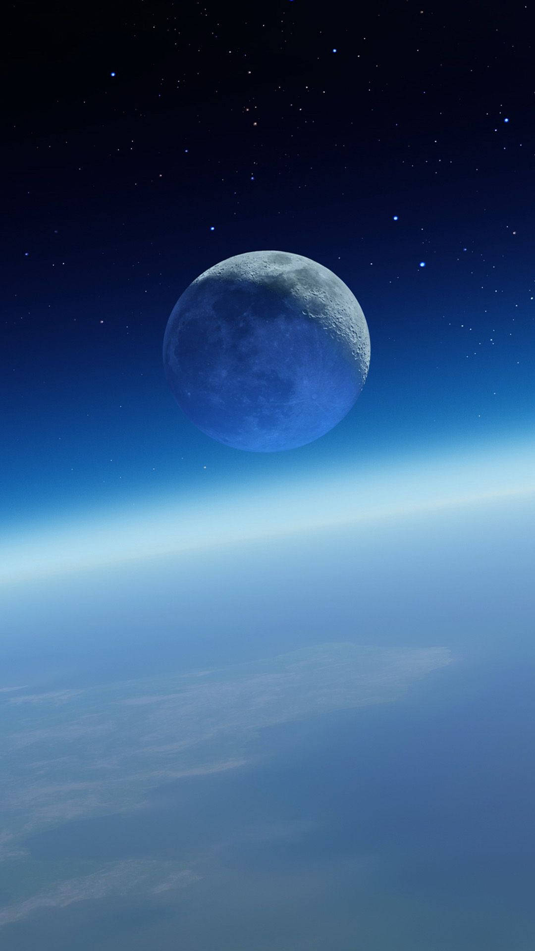 Amazing 桌布 壁紙 — 一輪寧靜的藍月懸掛在繁星夜空下地球彎曲的地平線之上。