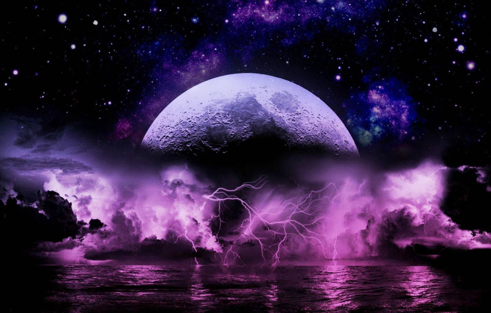銀河月亮 桌布 壁紙 — 一輪巨大的月亮在暴風雨的紫色海洋上升起，閃電在雲層中劈啪作響，星空宇宙天空下。