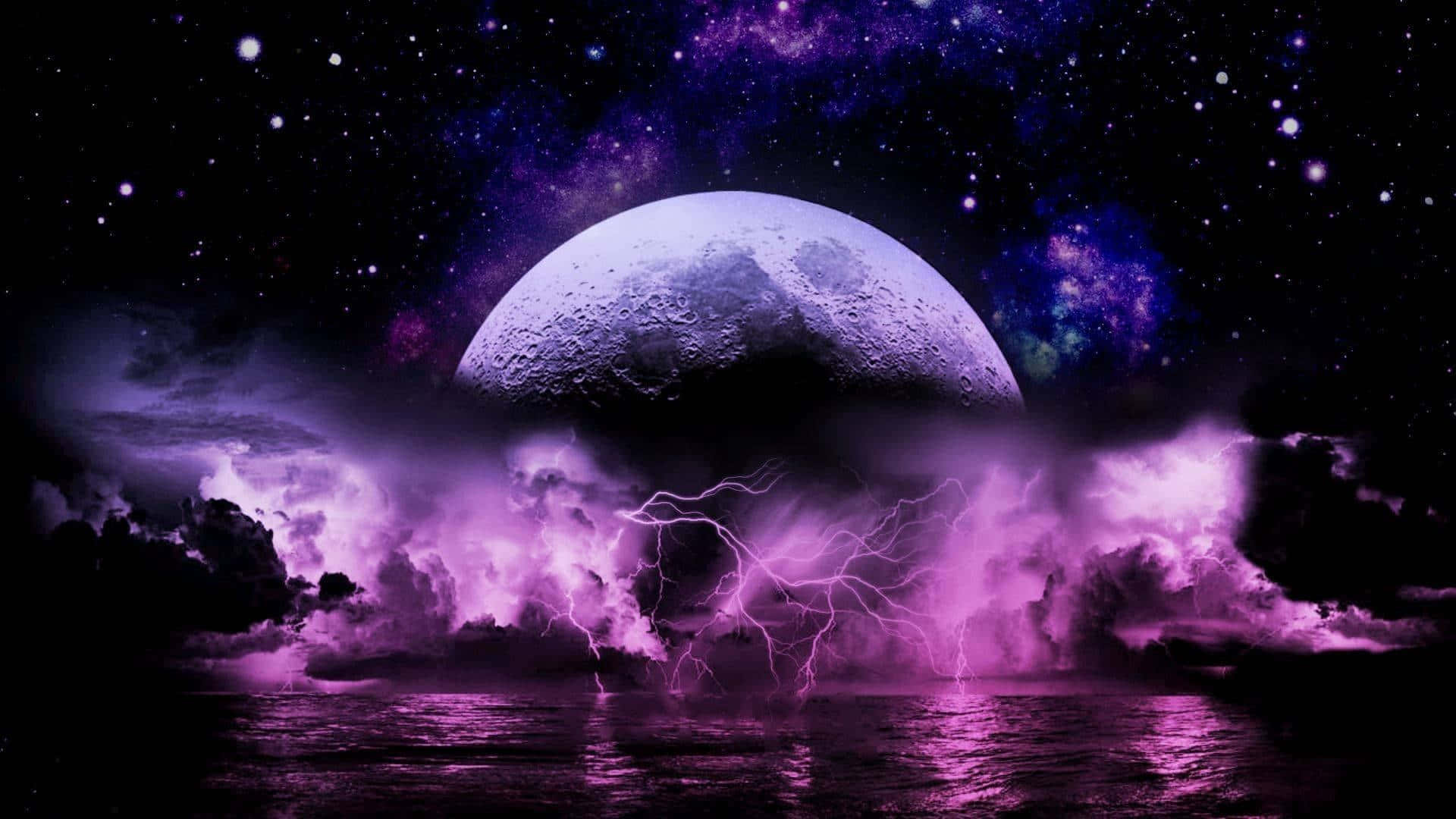 閃電 桌布 壁紙 — 一輪巨大的月亮懸掛在暴風雨的紫色海洋上空，閃電在雲層中劈啪作響，下方是星光閃爍的宇宙天空。