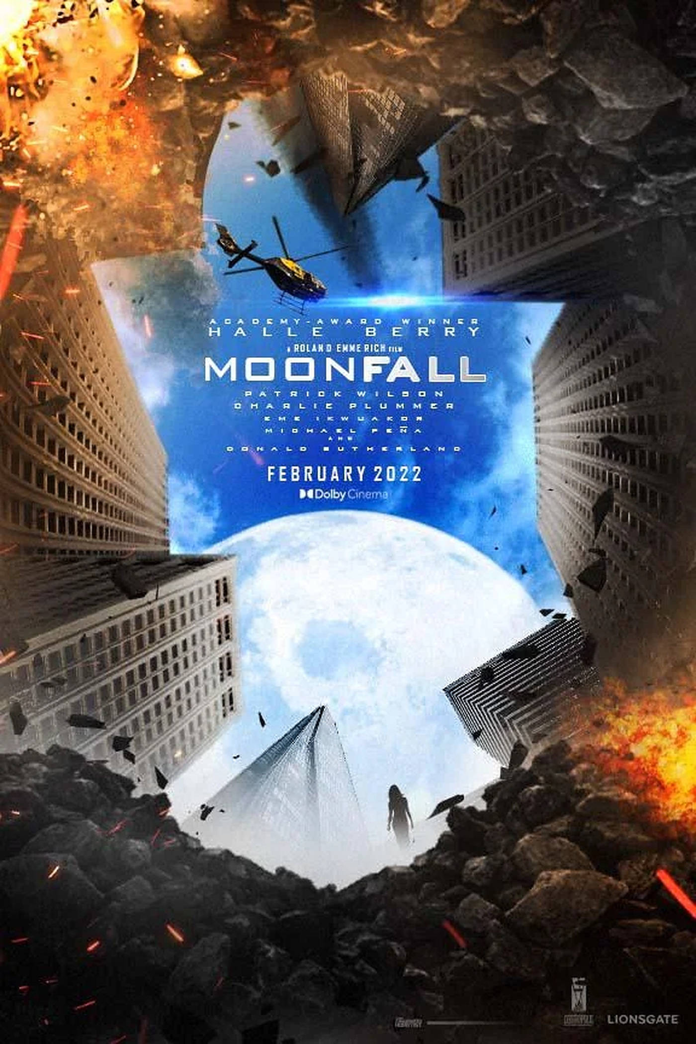 Moonfall 桌布 壁紙 — 一輪巨大的月亮撞向城市景觀，摩天大樓倒塌，一架直升機在燃燒的碎片中飛行。