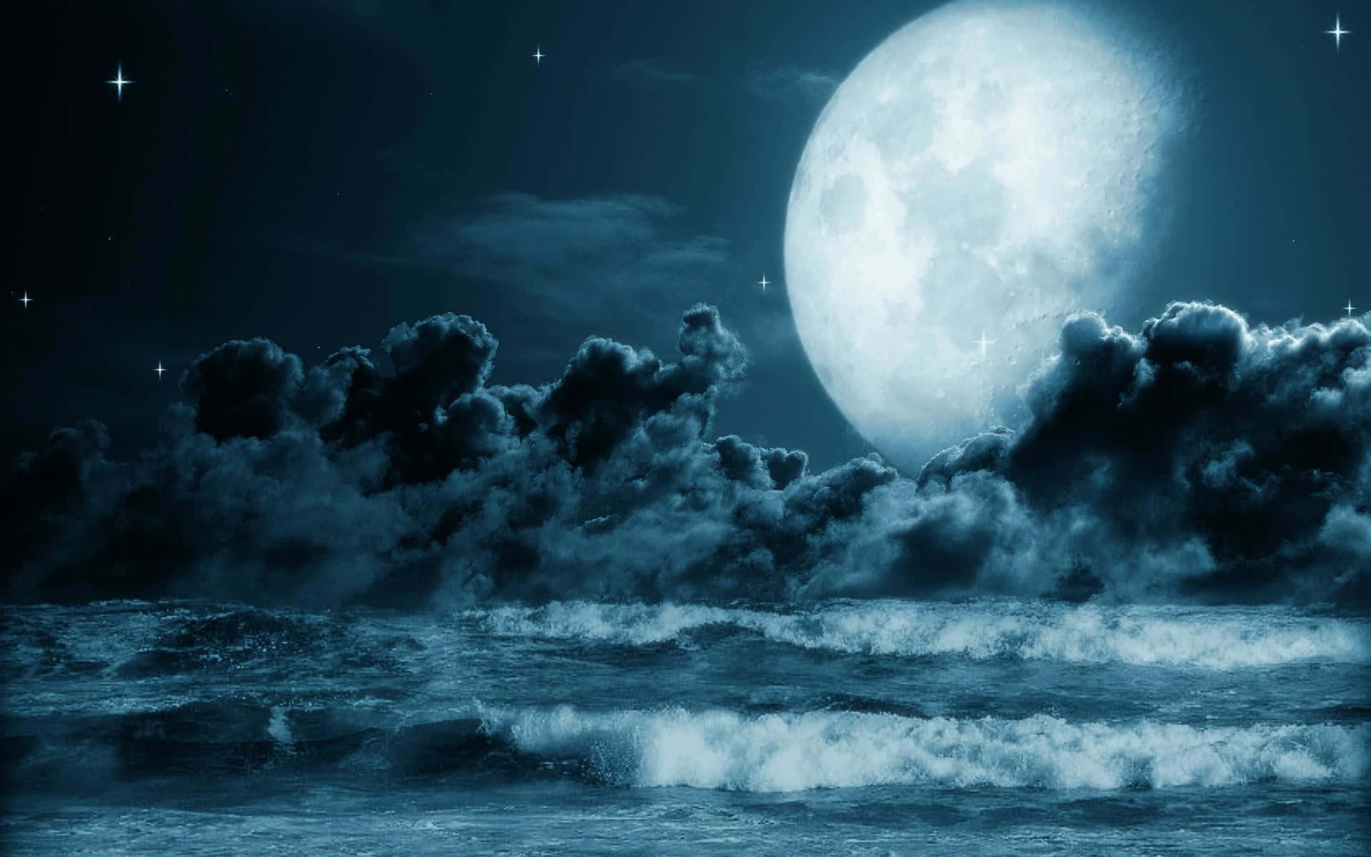 Moon Night 桌布 壁紙 — 一輪巨大的月亮照亮了在繁星點點的夜空下，伴隨著烏雲翻騰的海浪。