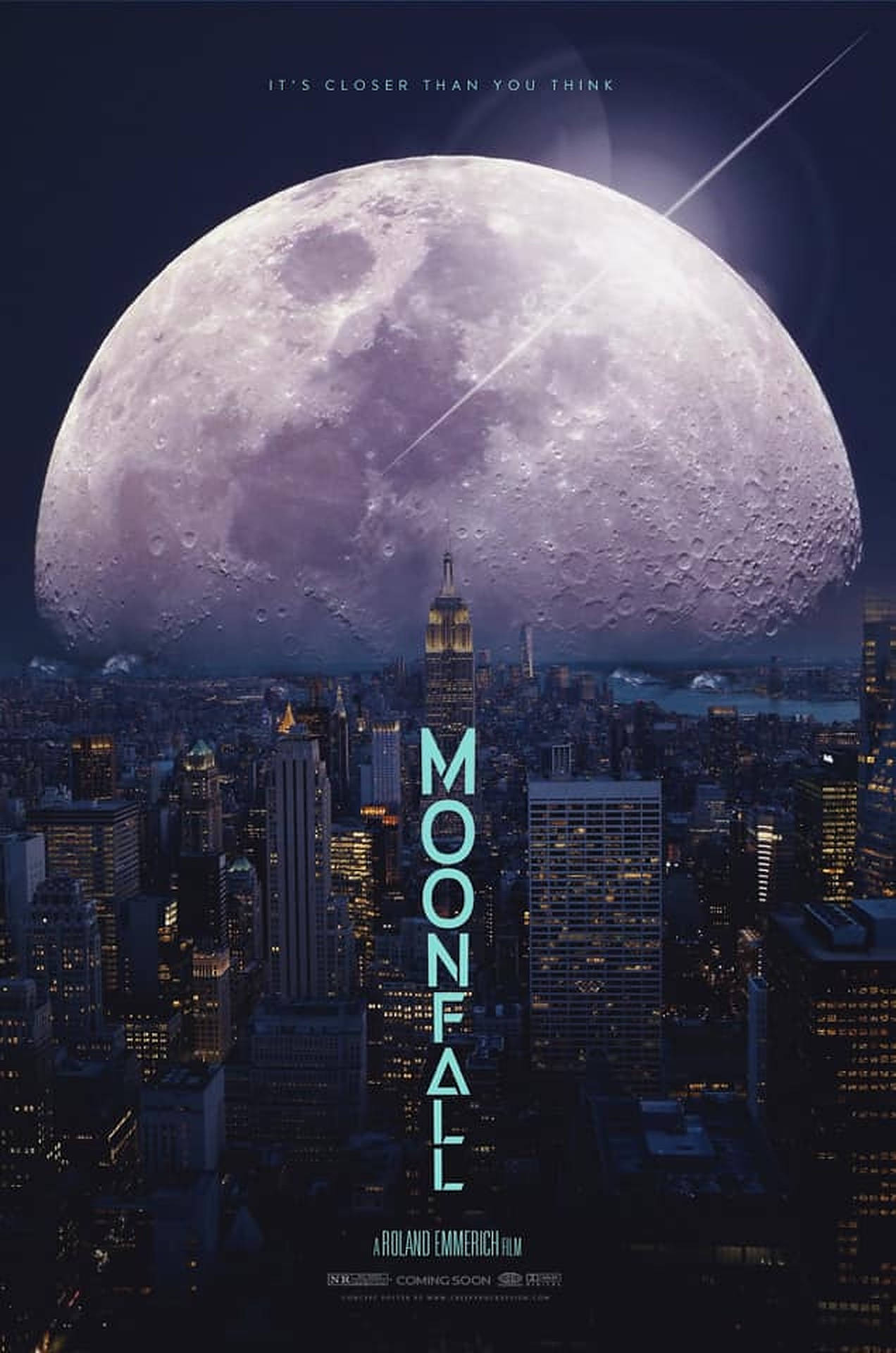 Moonfall 桌布 壁紙 — 一輪巨大的月亮籠罩著夜晚發光的城市景觀，有摩天大樓和可見的帝國大廈。