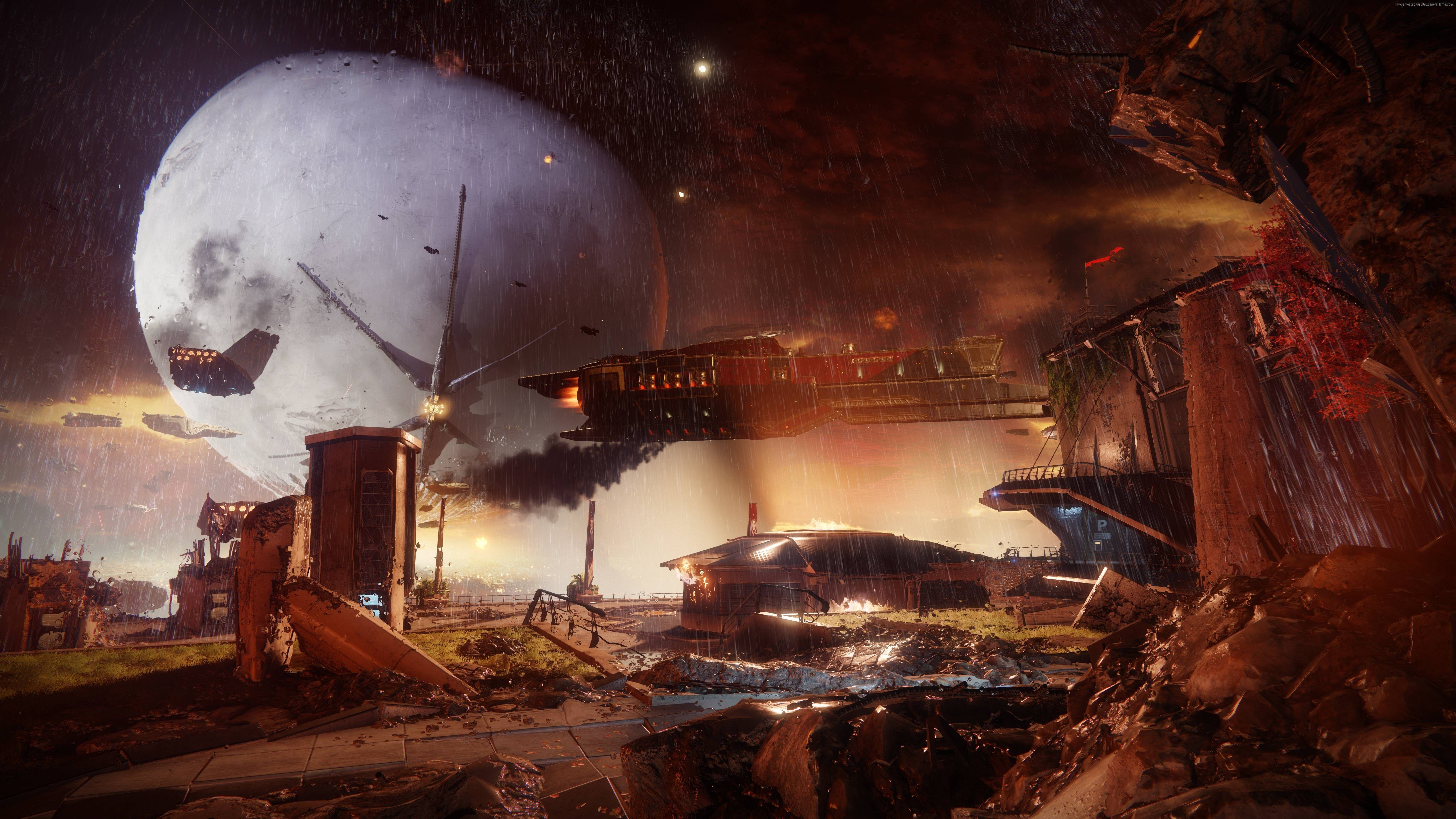 destiny 4K 桌布 壁紙 — 一輪巨大的月亮籠罩著被雨水浸透的廢墟城市景觀，一艘發光的太空船在碎片和火焰中飛行。