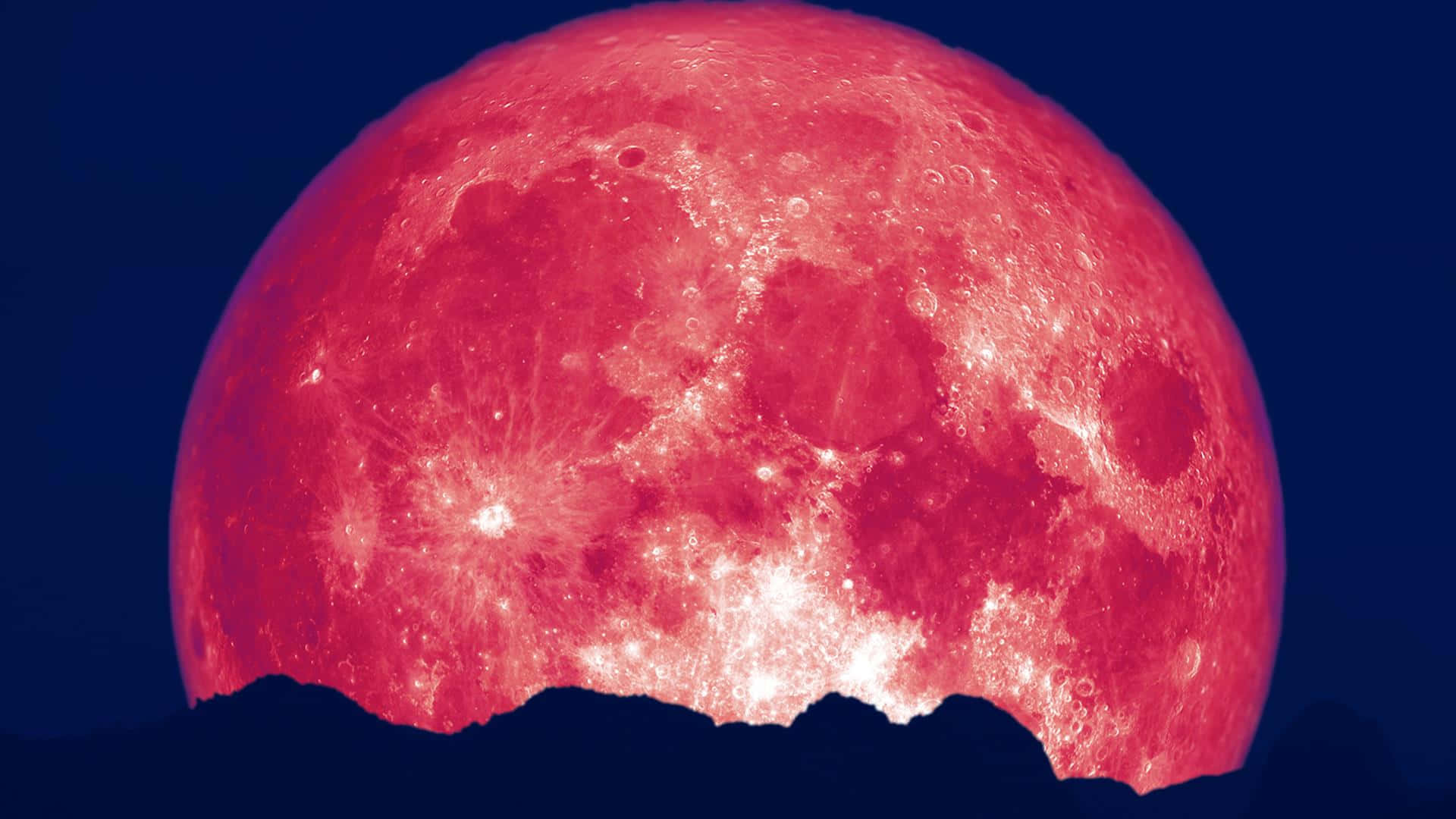 Pink Moon Real 桌布 壁紙 — 一輪巨大的深紅色月亮主宰夜空，帶有發光的隕石坑和下方鋸齒狀的山脈輪廓。