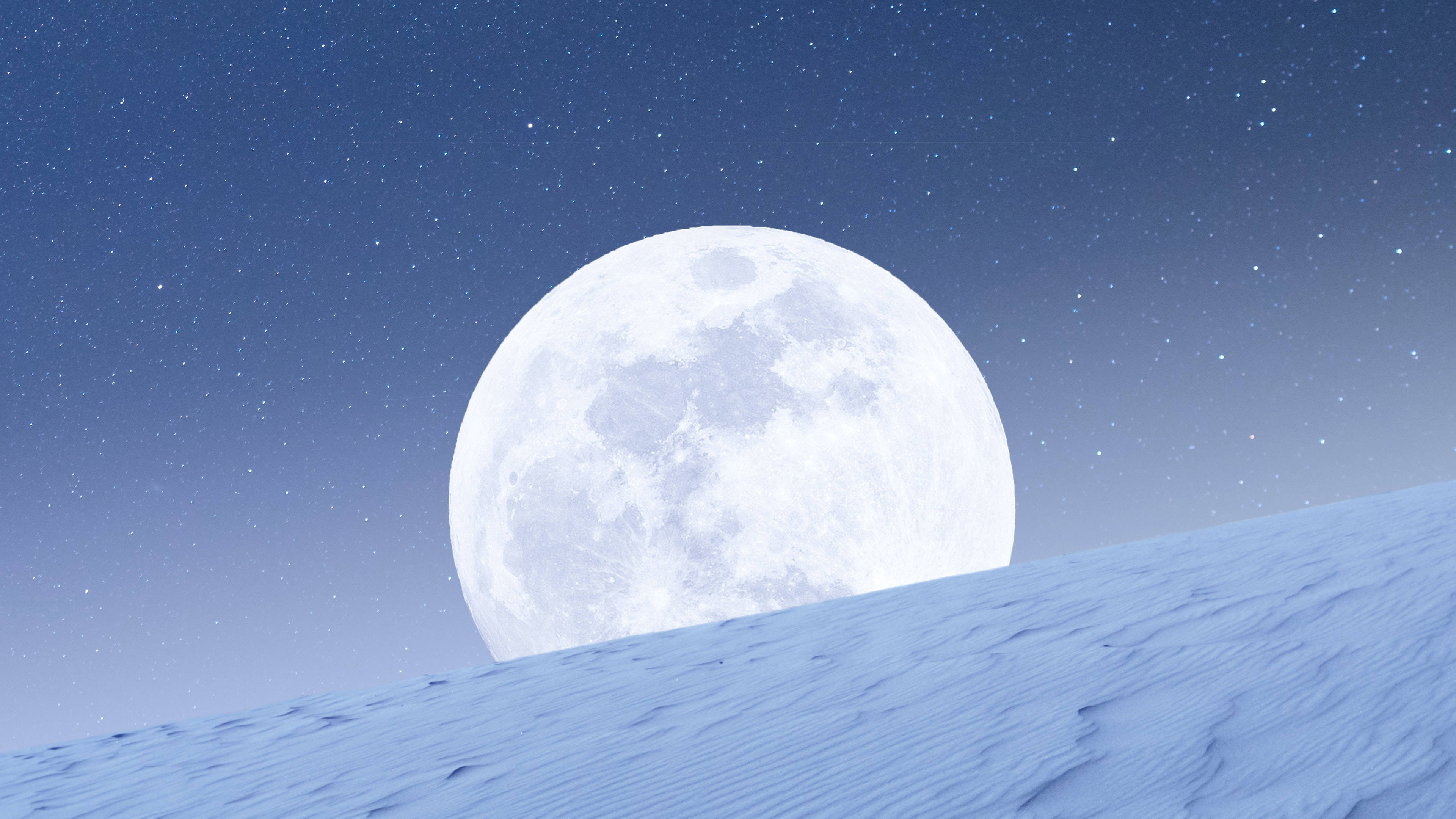 美學月亮 桌布 壁紙 — 一輪巨大的滿月在繁星點點的夜空下，從白雪覆蓋的山丘上升起。