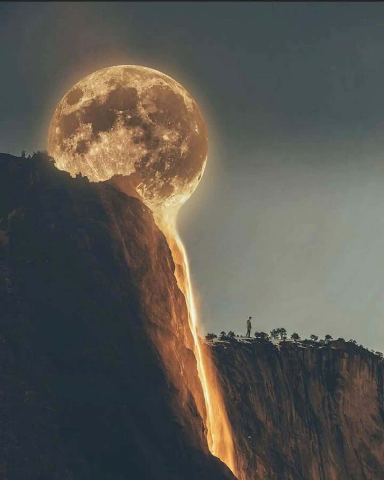 Beautiful Moon 桌布 壁紙 — 一輪巨大的發光月亮像液態光般沿懸崖傾瀉而下，下方邊緣站著一個孤獨的身影。