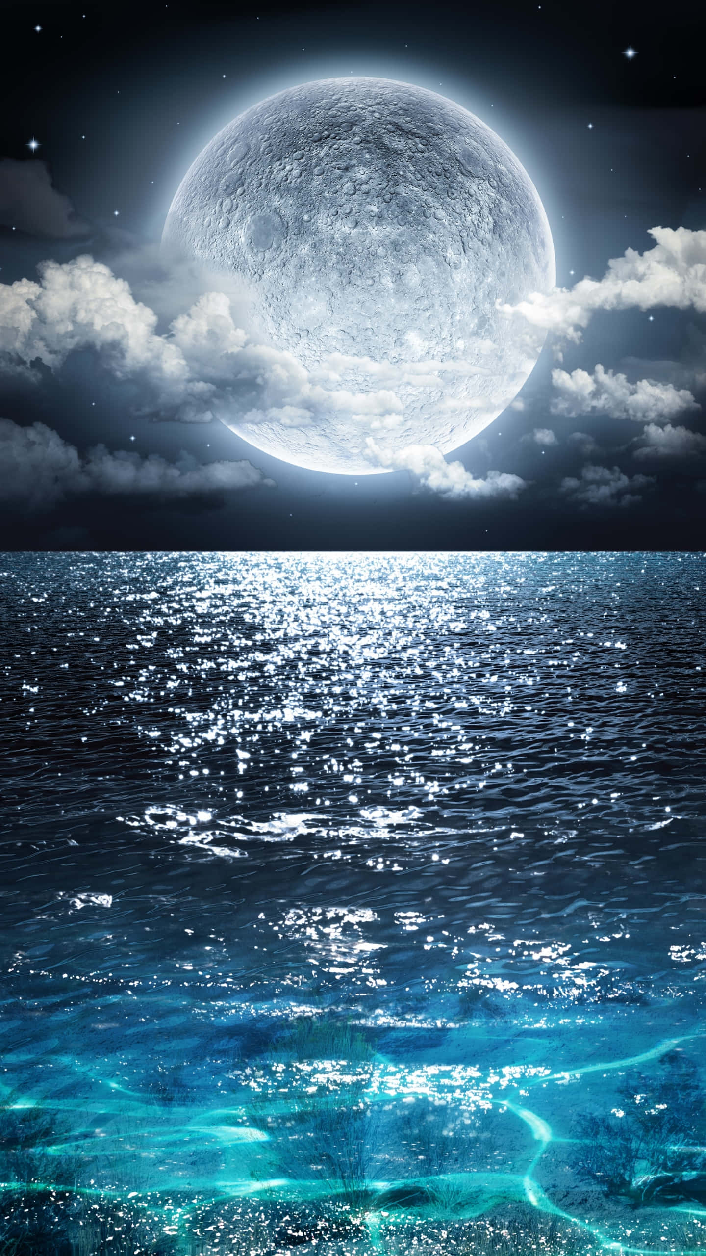 Ocean Aesthetic Phone 桌布 壁紙 — 一輪巨大的發光月亮升起在波濤洶湧的海洋之上，其光芒反射在閃爍的波浪和發光的藍綠色深處。