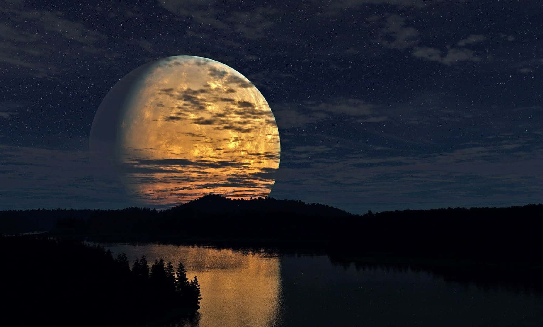 full moon 桌布 壁紙 — 一輪巨大的發光月亮升起在黑暗的森林湖泊之上，將其火紅的橙色和黃色雲彩映照在繁星點點的夜空中。