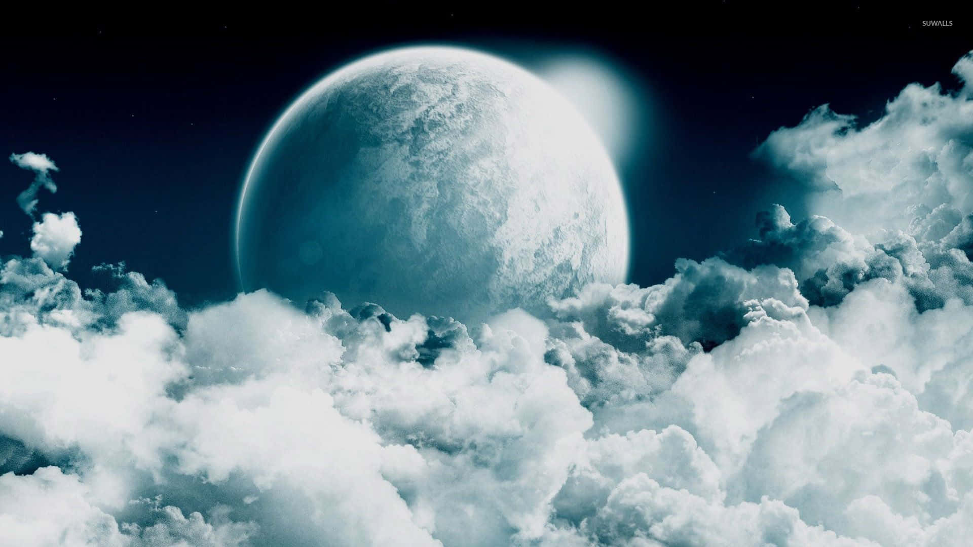 雲朵 桌布 壁紙 — 一輪巨大的發光月亮在繁星點點的夜空下，從一片蓬鬆的雲海中升起。