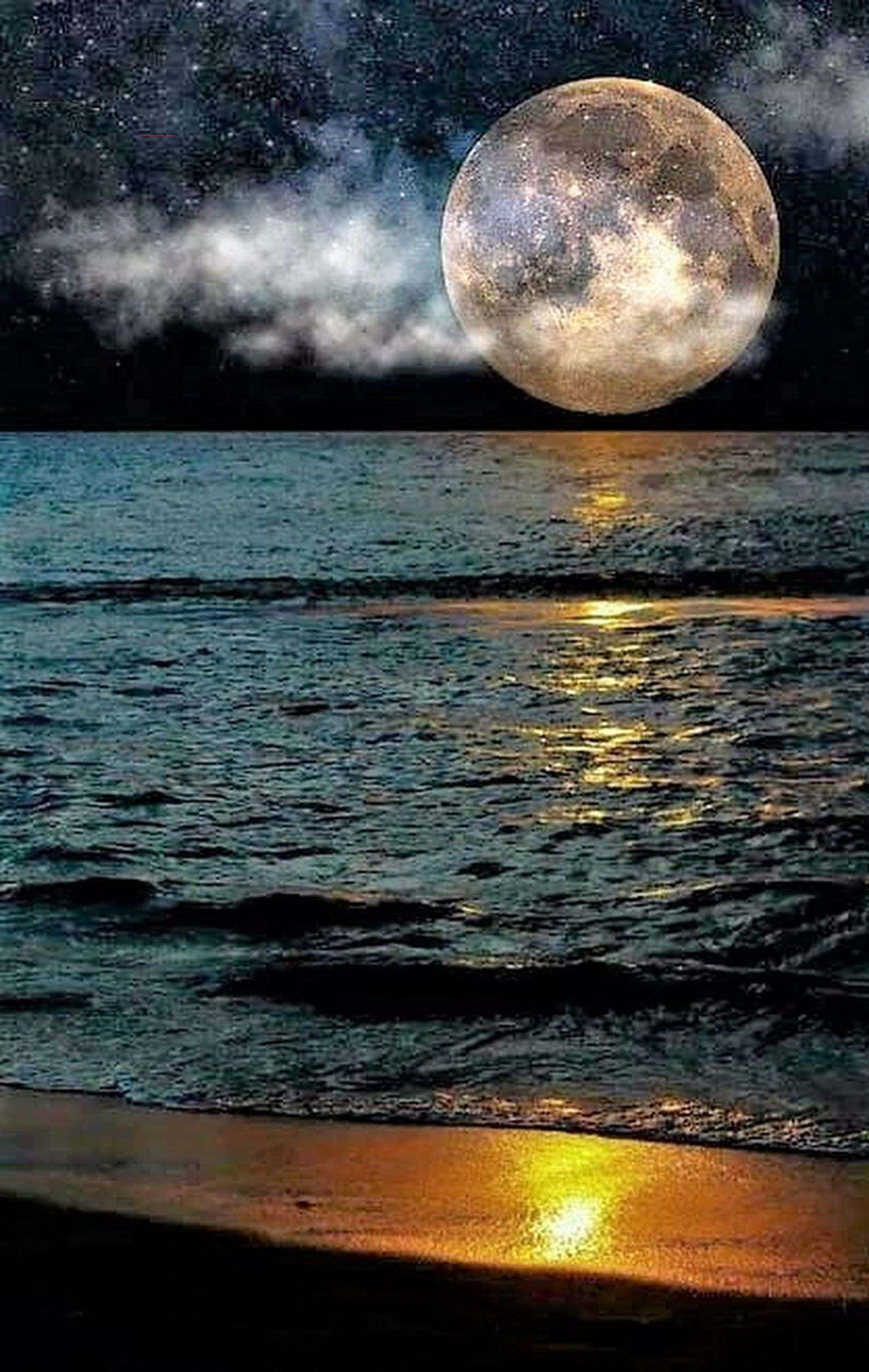 Beautiful Moon 桌布 壁紙 — 一輪巨大的發光月亮懸掛在繁星點點的夜空上，在黑暗的海洋和濕沙上投下金色的倒影。