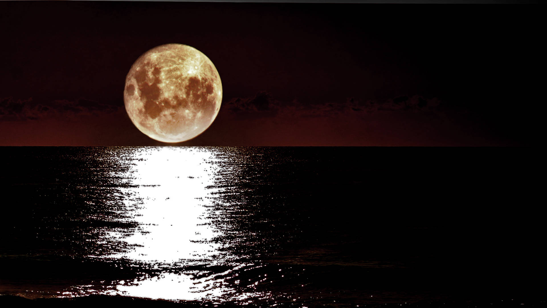 夜空 桌布 壁紙 — 一輪巨大的發光滿月在黑暗的海洋上升起，在深紅色的天空下於水面投射出一道燦爛的銀色路徑。