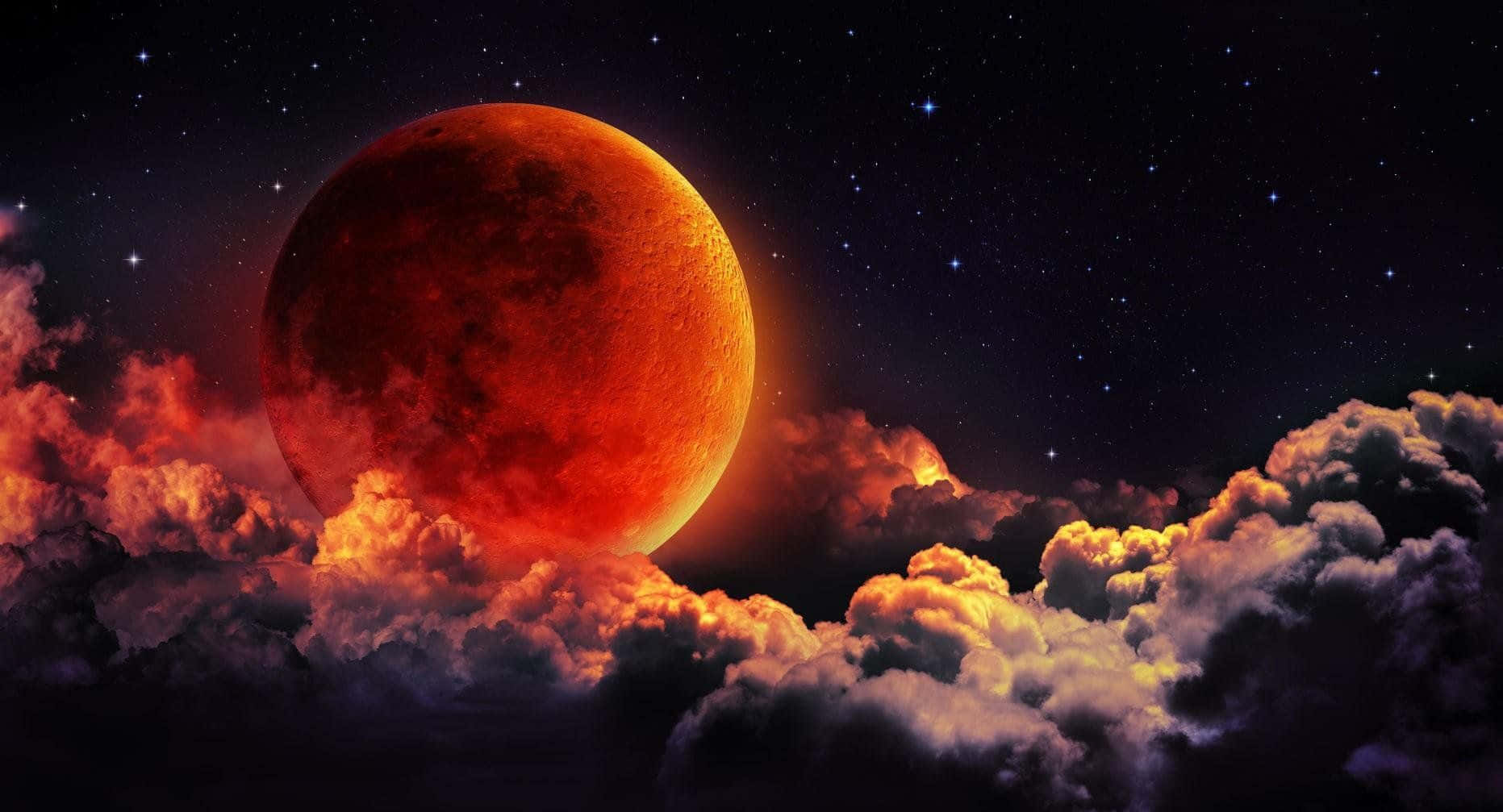 Pretty Moon 桌布 壁紙 — 一輪巨大的發光紅月從熾熱的橙色雲層後升起，映襯著繁星點點的夜空。