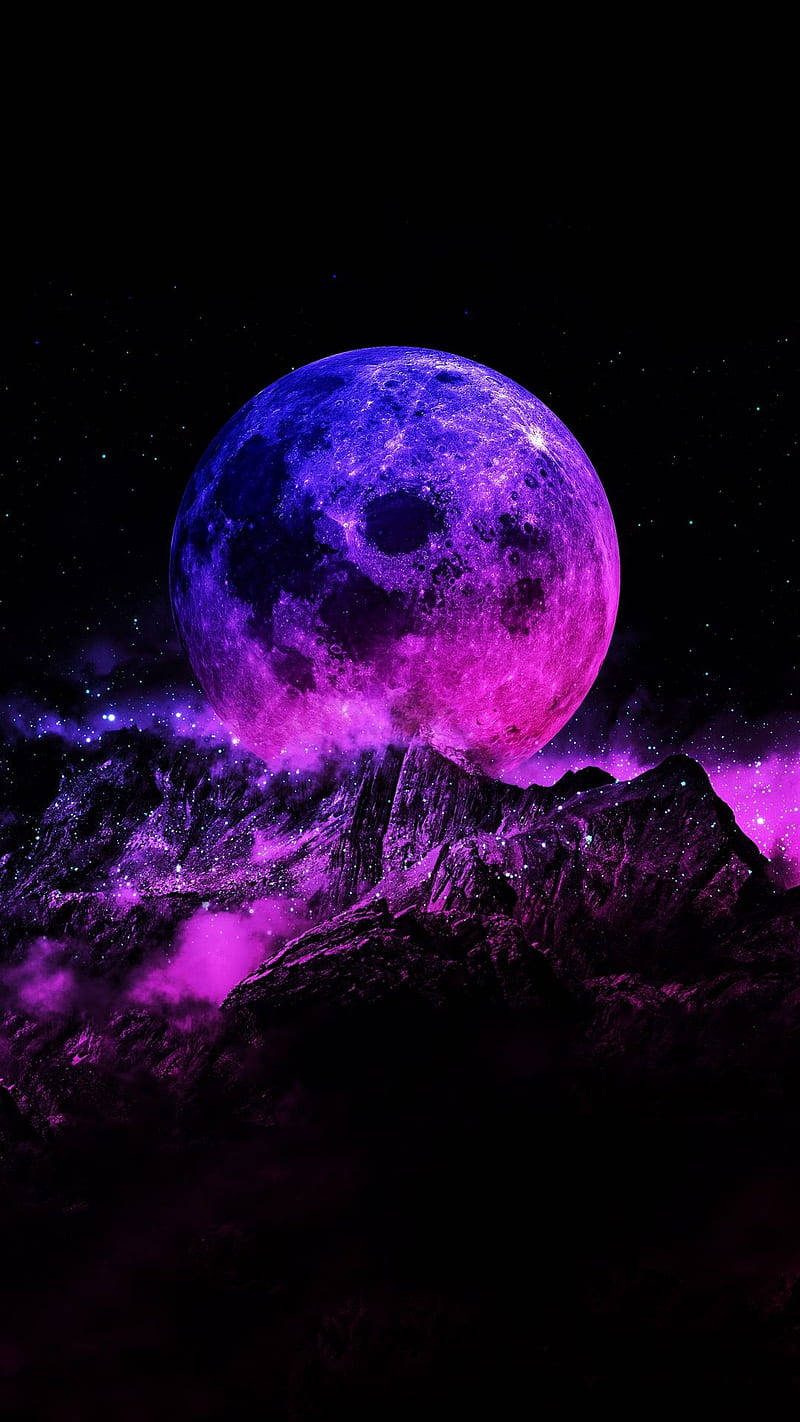 霓虹月亮 桌布 壁紙 — 一輪巨大的紫粉色月亮在星羅棋布的宇宙天空下，從崎嶇的山巒後升起。