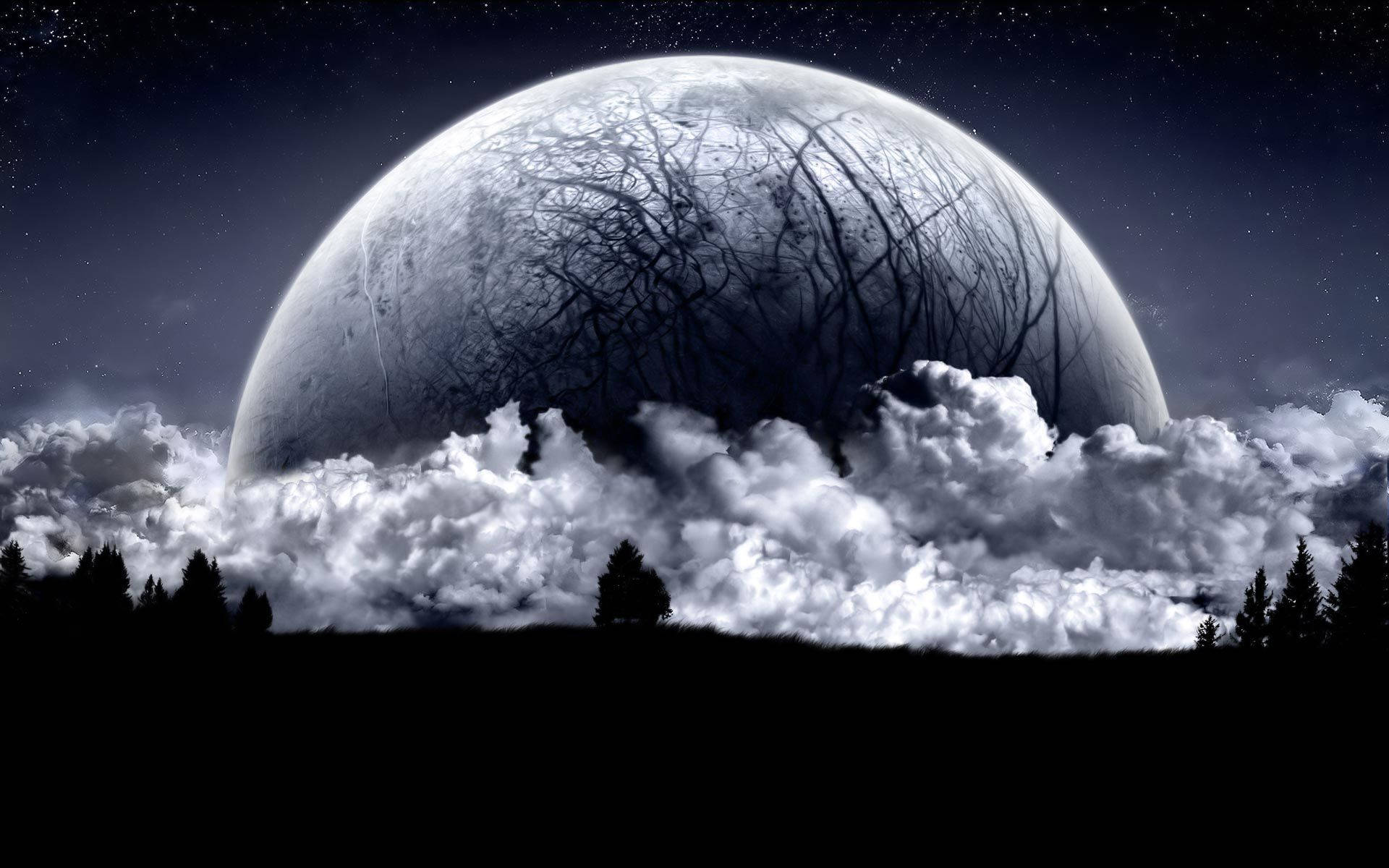 太陽系 桌布 壁紙 — 一輪巨大裂開的月亮在繁星點點的夜空下，穿過旋轉的雲層，籠罩在森林的剪影之上。