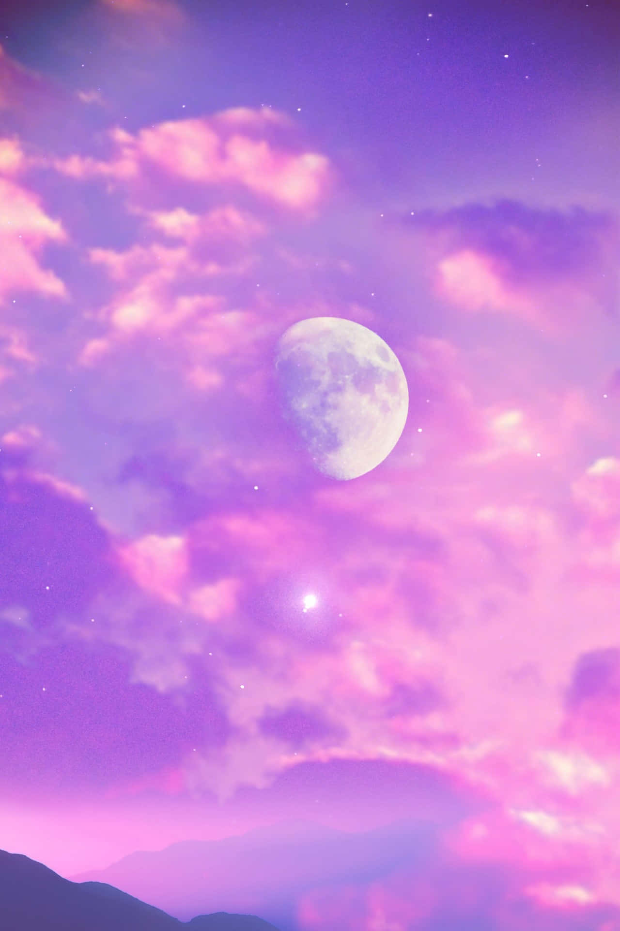 Trippy Aesthetic Cloud 桌布 壁紙 — 一輪明亮的彎月在夢幻的粉紅和紫色雲層中發光，映襯著星空下輪廓分明的山脈。