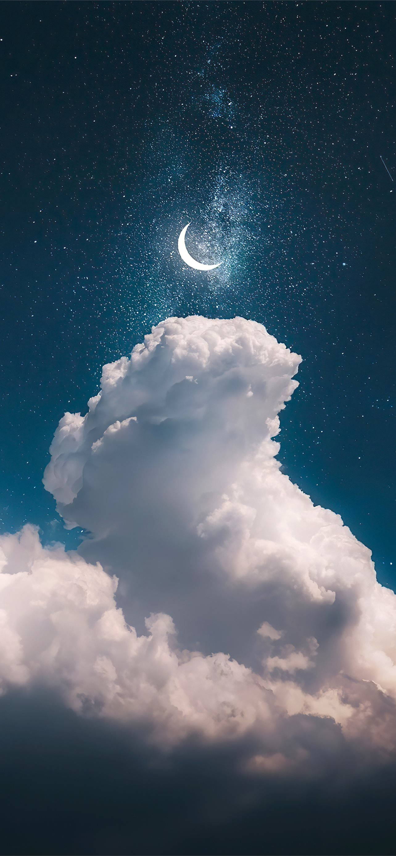 月光 桌布 壁紙 — 一輪明亮的彎月在繁星點點的夜空中，照耀著高聳的雲層。