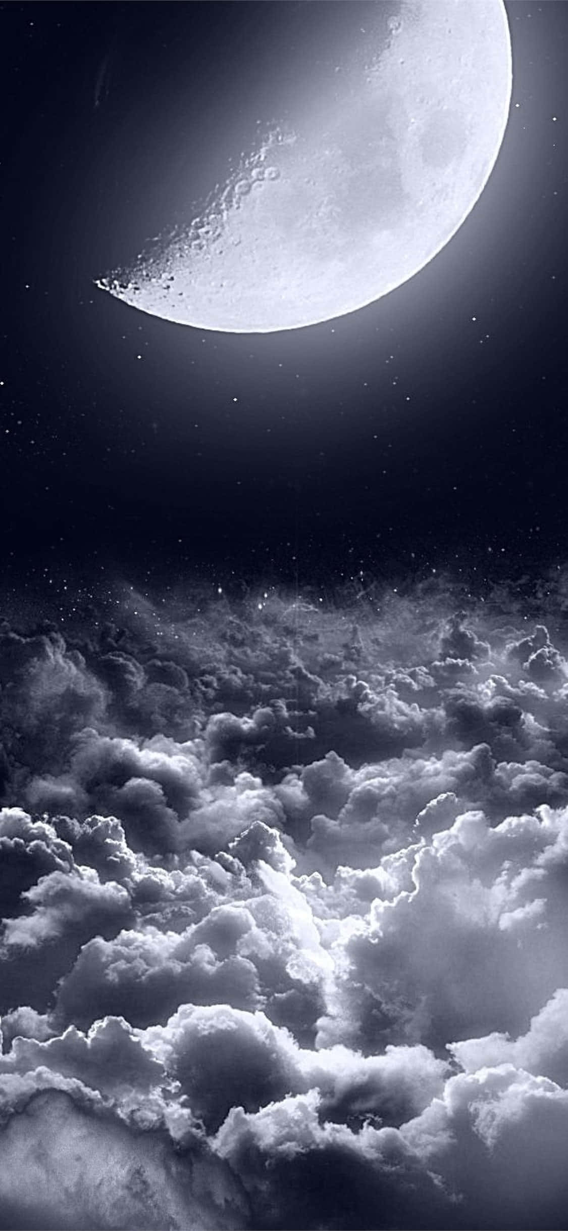 月光 桌布 壁紙 — 一輪明亮的彎月懸掛在繁星點點的夜空下，下方是波濤洶湧、紋理豐富的雲海。