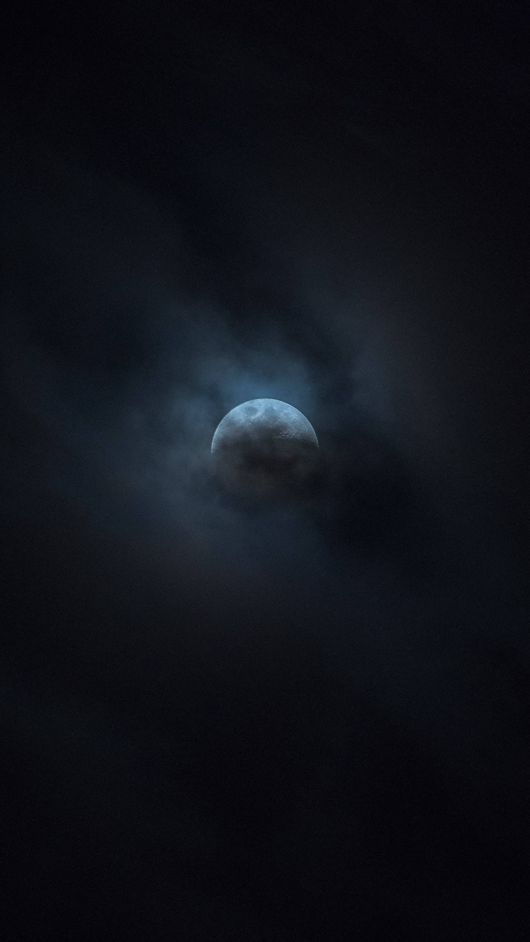 月光 桌布 壁紙 — 一輪明亮的月亮，部分被深黑夜空中旋轉的烏雲遮蔽。