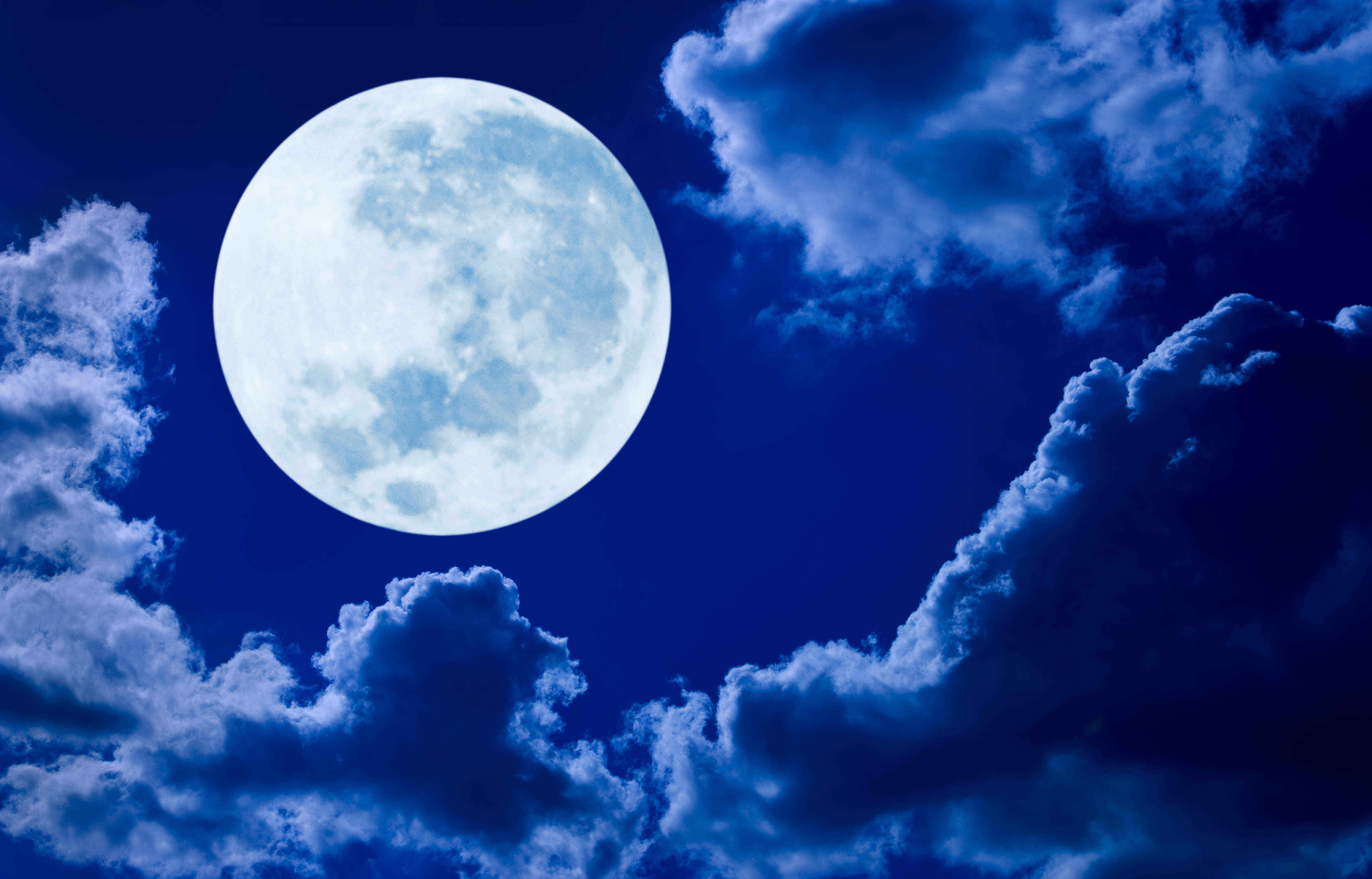Beautiful Full Moon 桌布 壁紙 — 一輪明亮的滿月，在深藍色夜空和戲劇性漩渦雲彩的襯托下，發出耀眼的光芒。