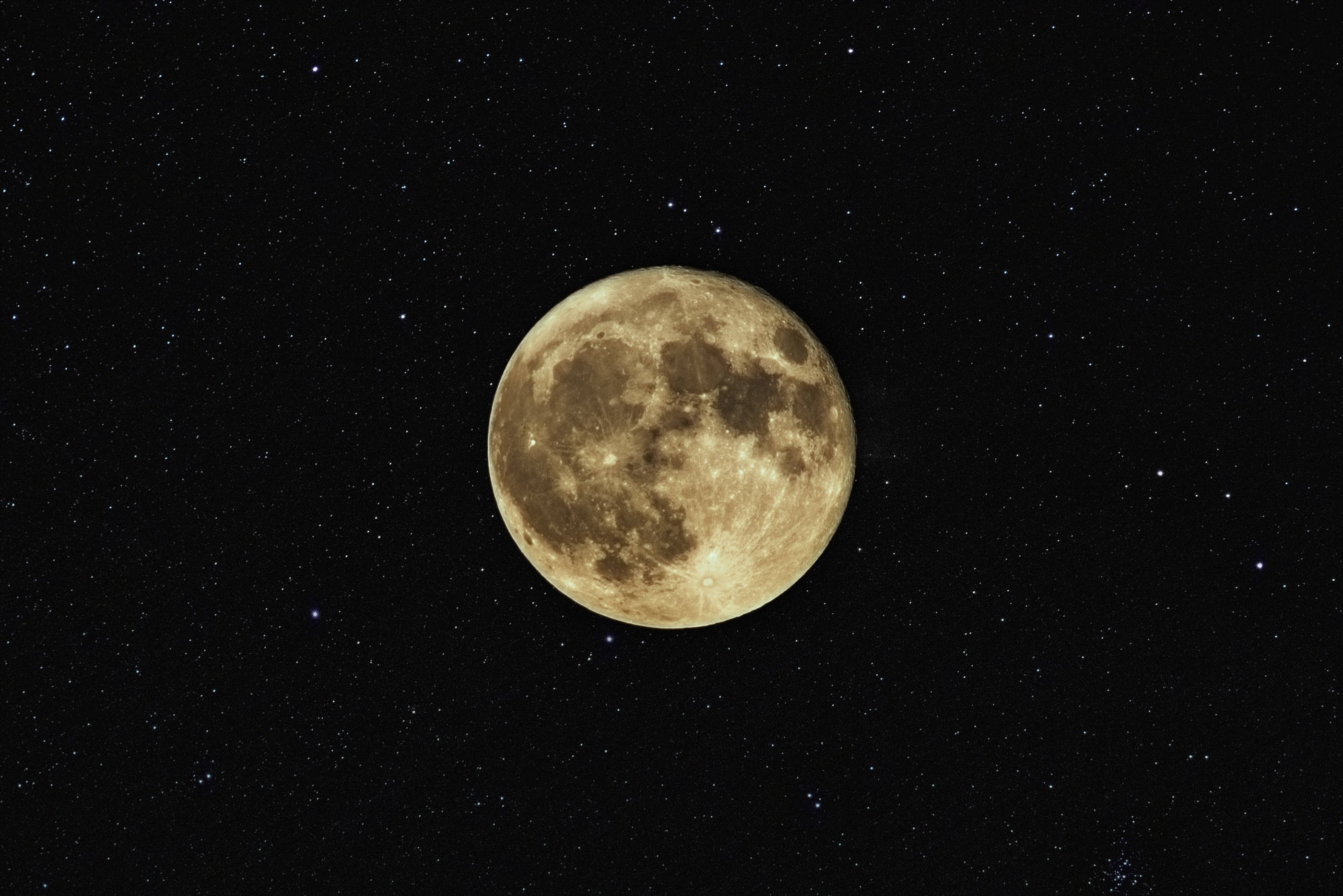 HD Moon 桌布 壁紙 — 一輪明亮的滿月，帶有可見的隕石坑和月海，在繁星點點的黑色天空中閃耀。