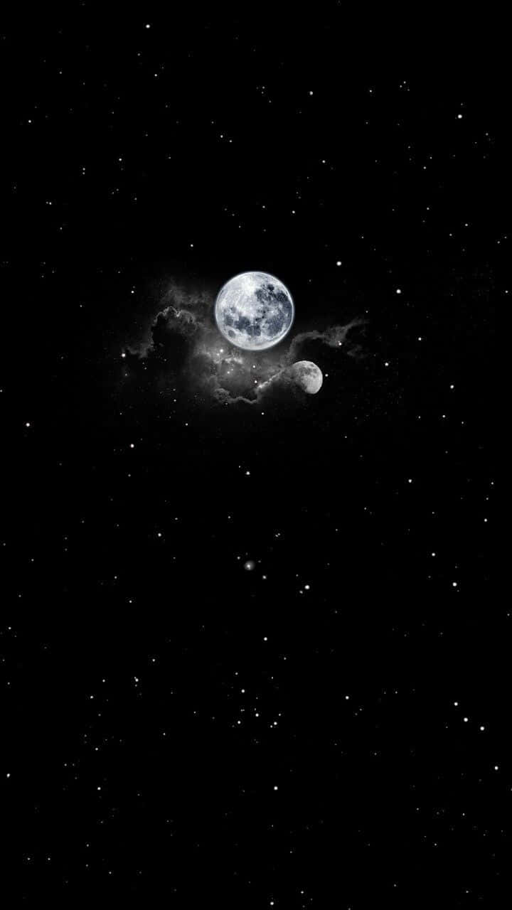 Moon And Stars iPhone 桌布 壁紙 — 一輪明亮的滿月和較小的月亮在廣闊的黑色夜空中，在宇宙雲層和閃爍的星星之間運行。