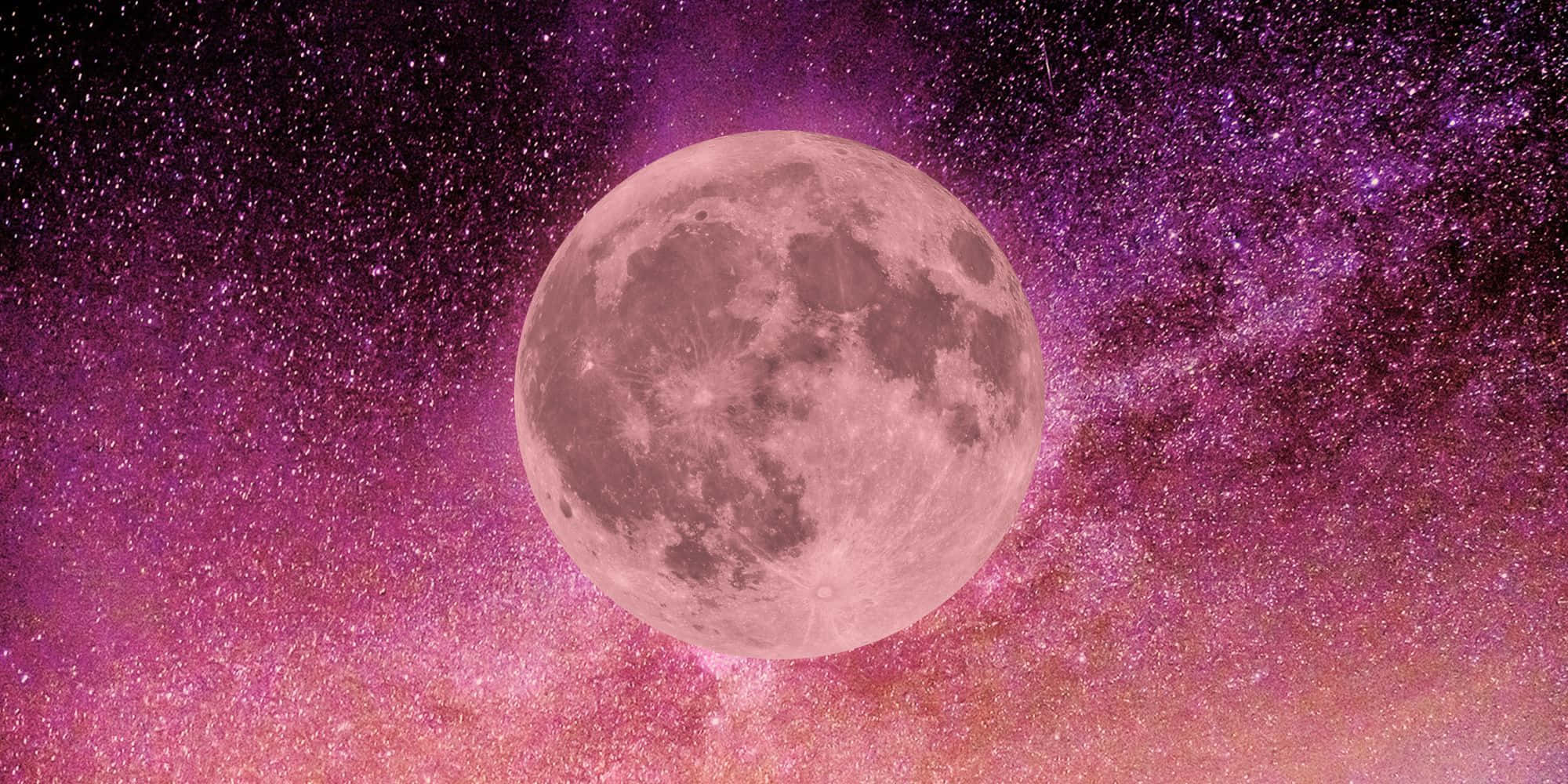 Pink Moon Real 桌布 壁紙 — 一輪明亮的滿月在充滿宇宙塵埃的紫色和粉紅色星空下閃耀。