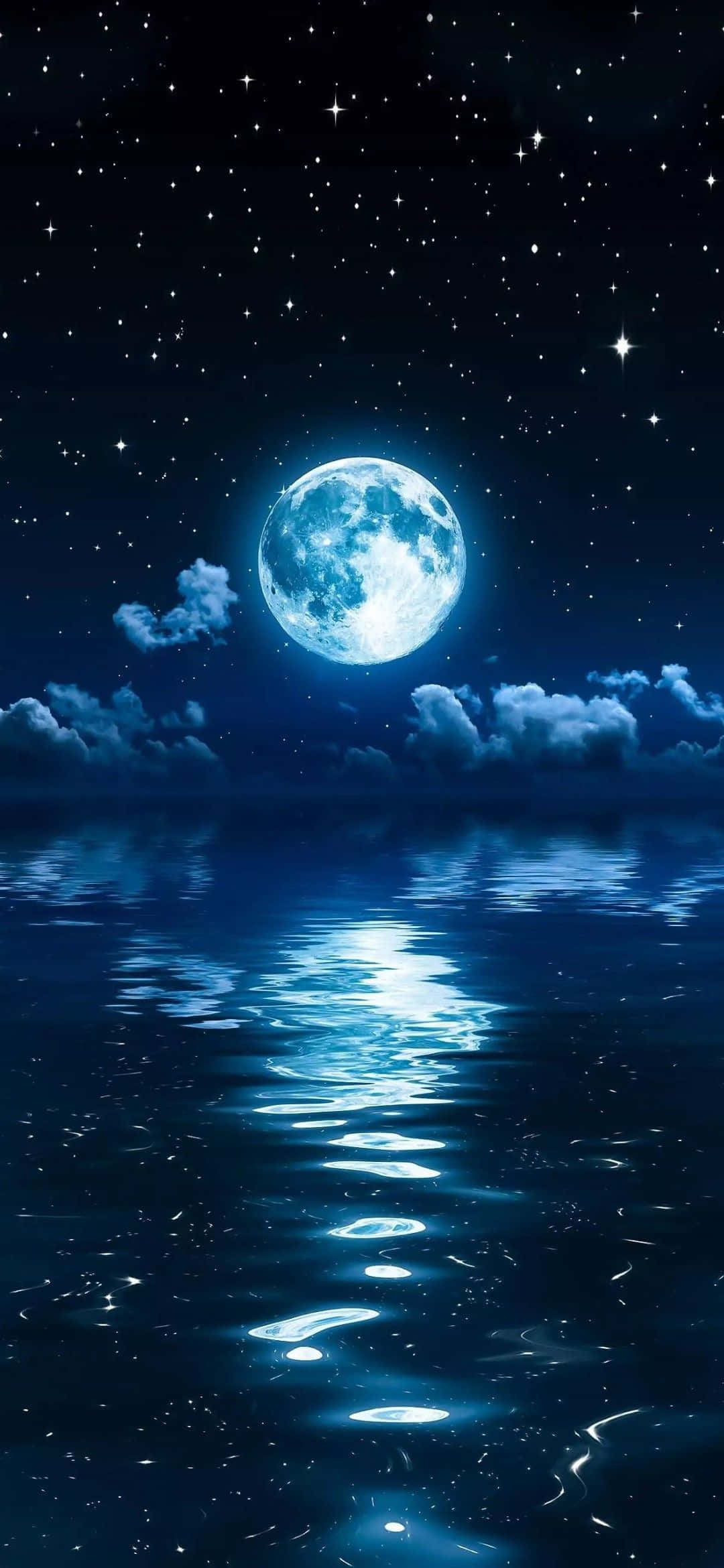 Cool Moon 桌布 壁紙 — 一輪明亮的滿月在平靜的海洋上空發光，在繁星點點的夜空下反射其光芒。