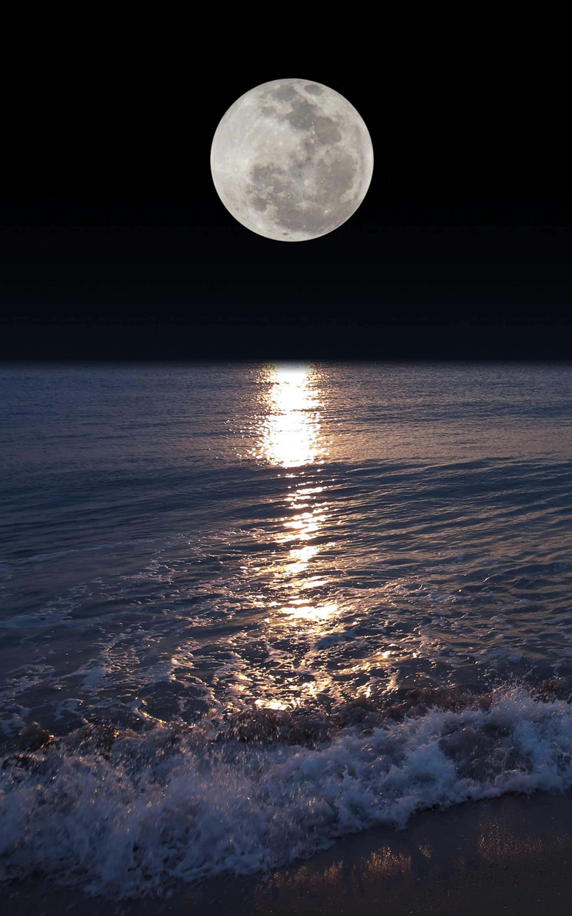 Moonlight 桌布 壁紙 — 一輪明亮的滿月在平靜的海浪上投下一條閃爍的金色路徑。