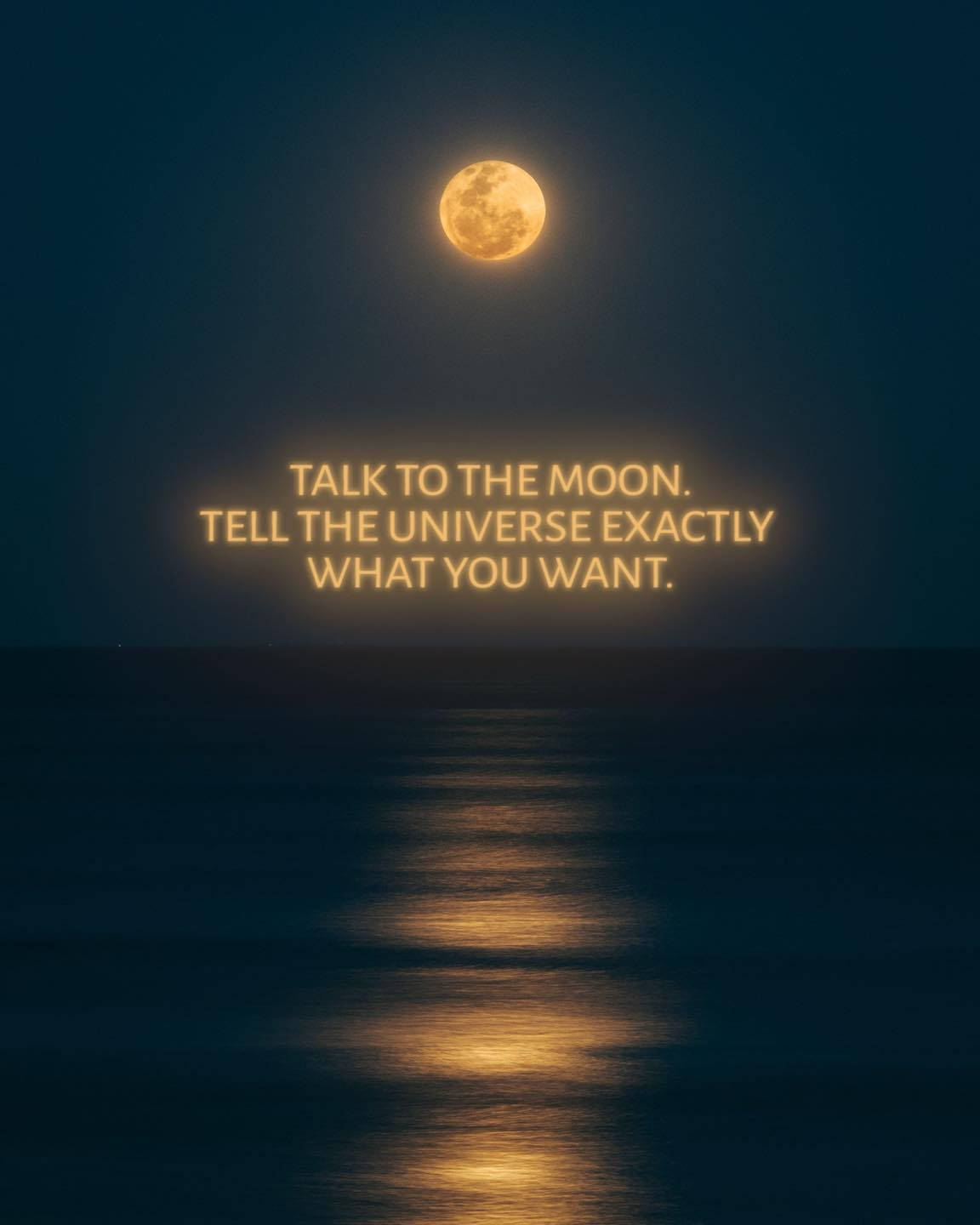 moon quotes 桌布 壁紙 — 一輪明亮的滿月在平靜的海面上投下金色的光芒，靈感文字漂浮在地平線上方。