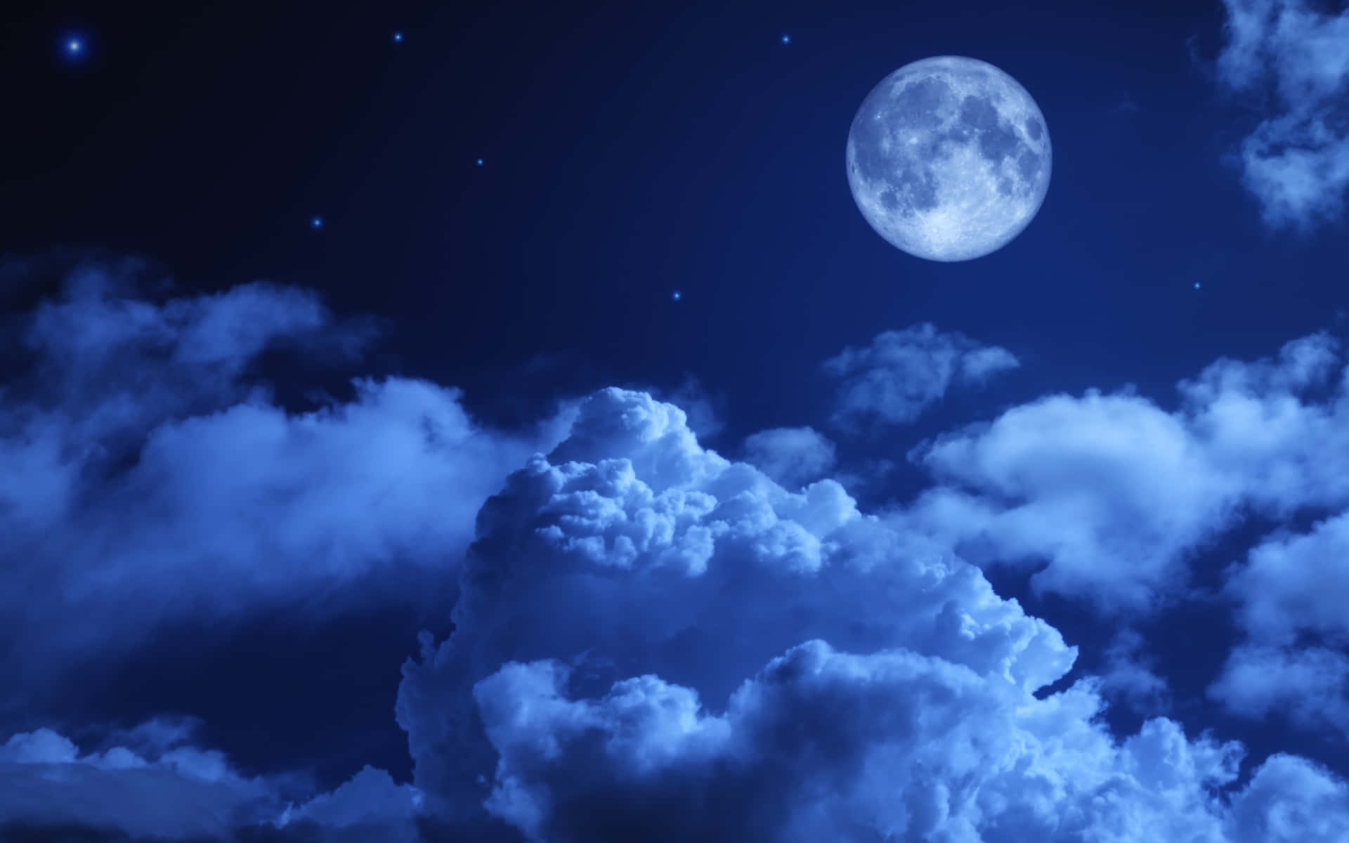 夜空 桌布 壁紙 — 一輪明亮的滿月在戲劇性的藍色雲層上方發光，下方是繁星點點的夜空。
