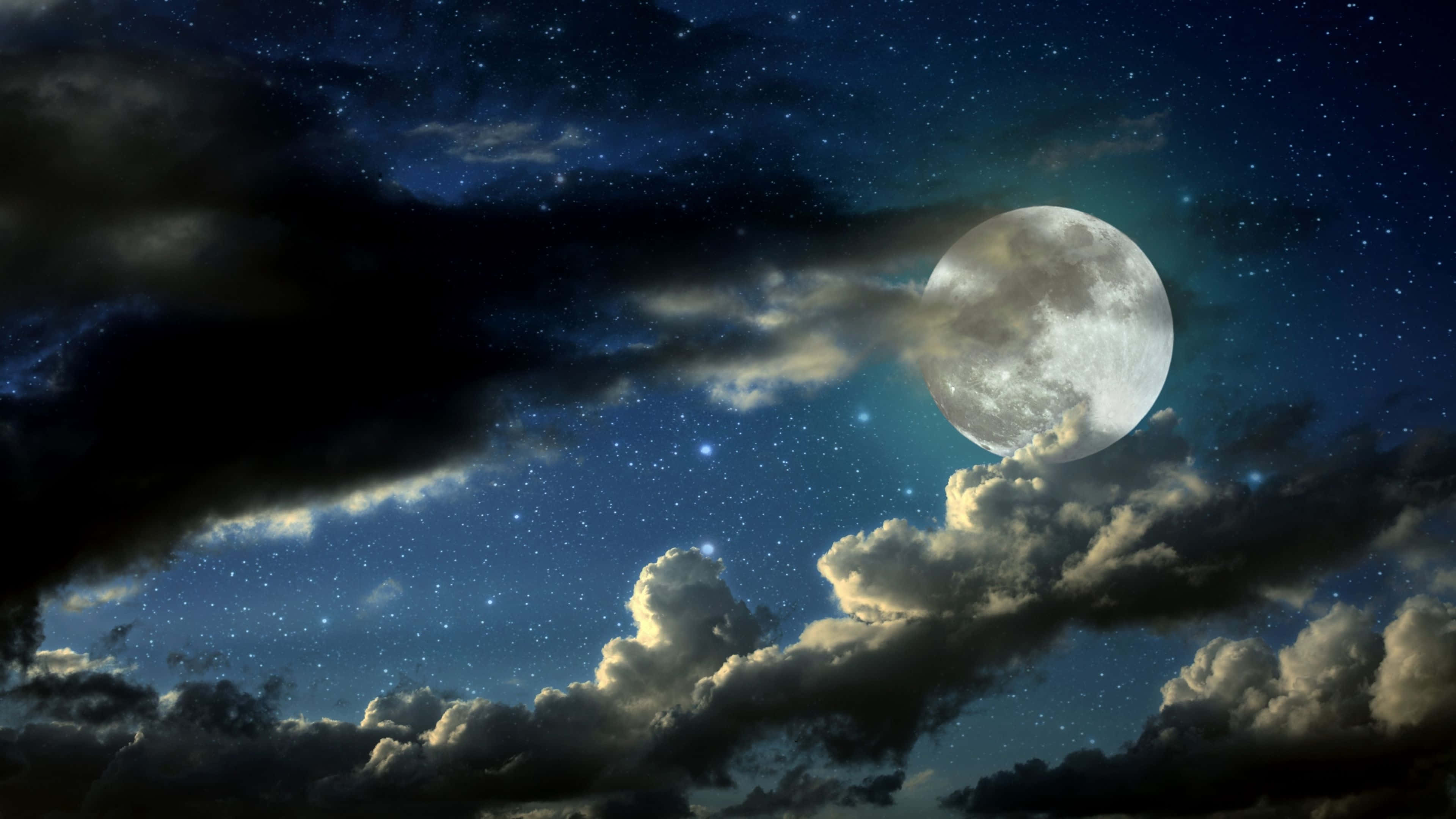 月亮與星星 桌布 壁紙 — 一輪明亮的滿月在戲劇性的雲層中閃耀，背景是深藍和黑色色調的星空夜空。