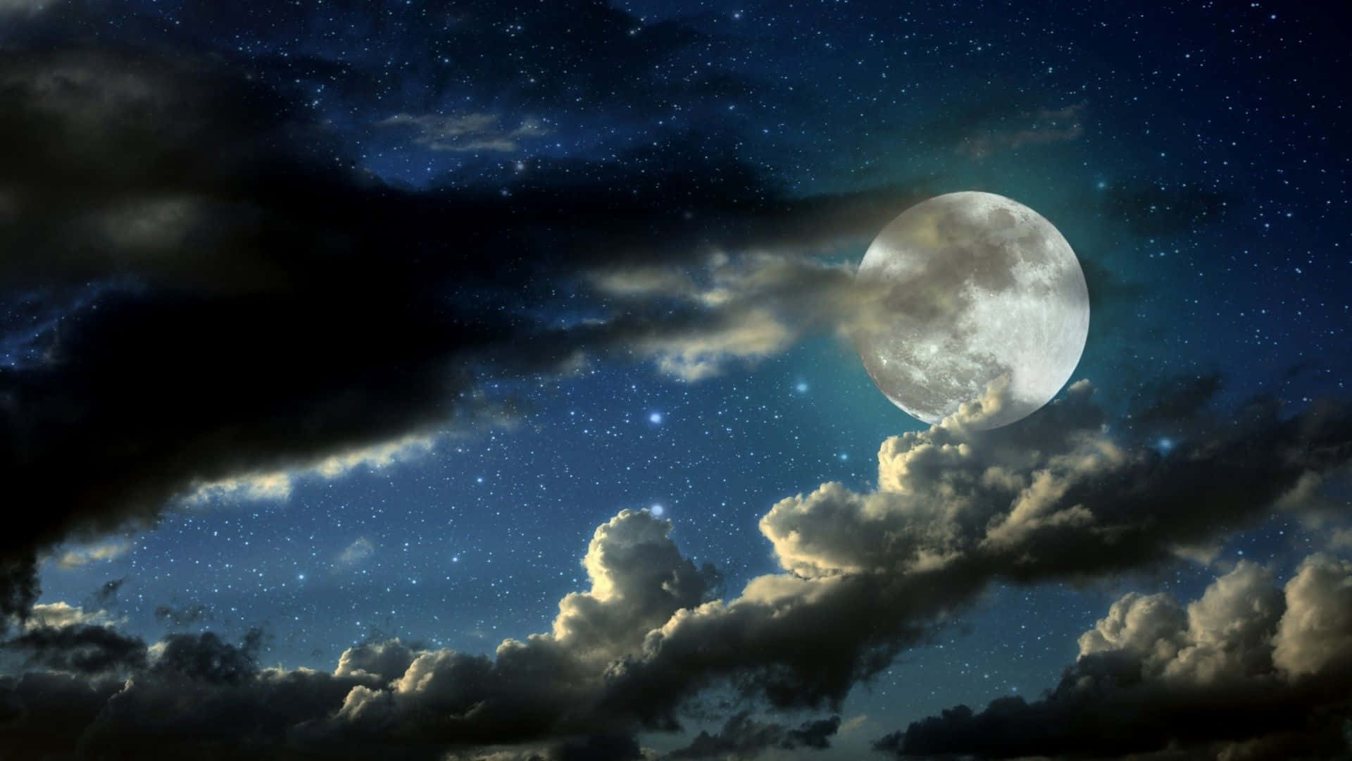 雲朵 桌布 壁紙 — 一輪明亮的滿月在戲劇性的雲層後方閃耀，襯著繁星點點的夜空。
