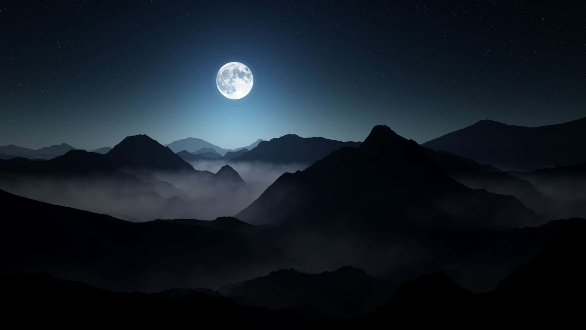 Pretty Moon 桌布 壁紙 — 一輪明亮的滿月在星空下從被薄霧籠罩的山峰剪影中升起。