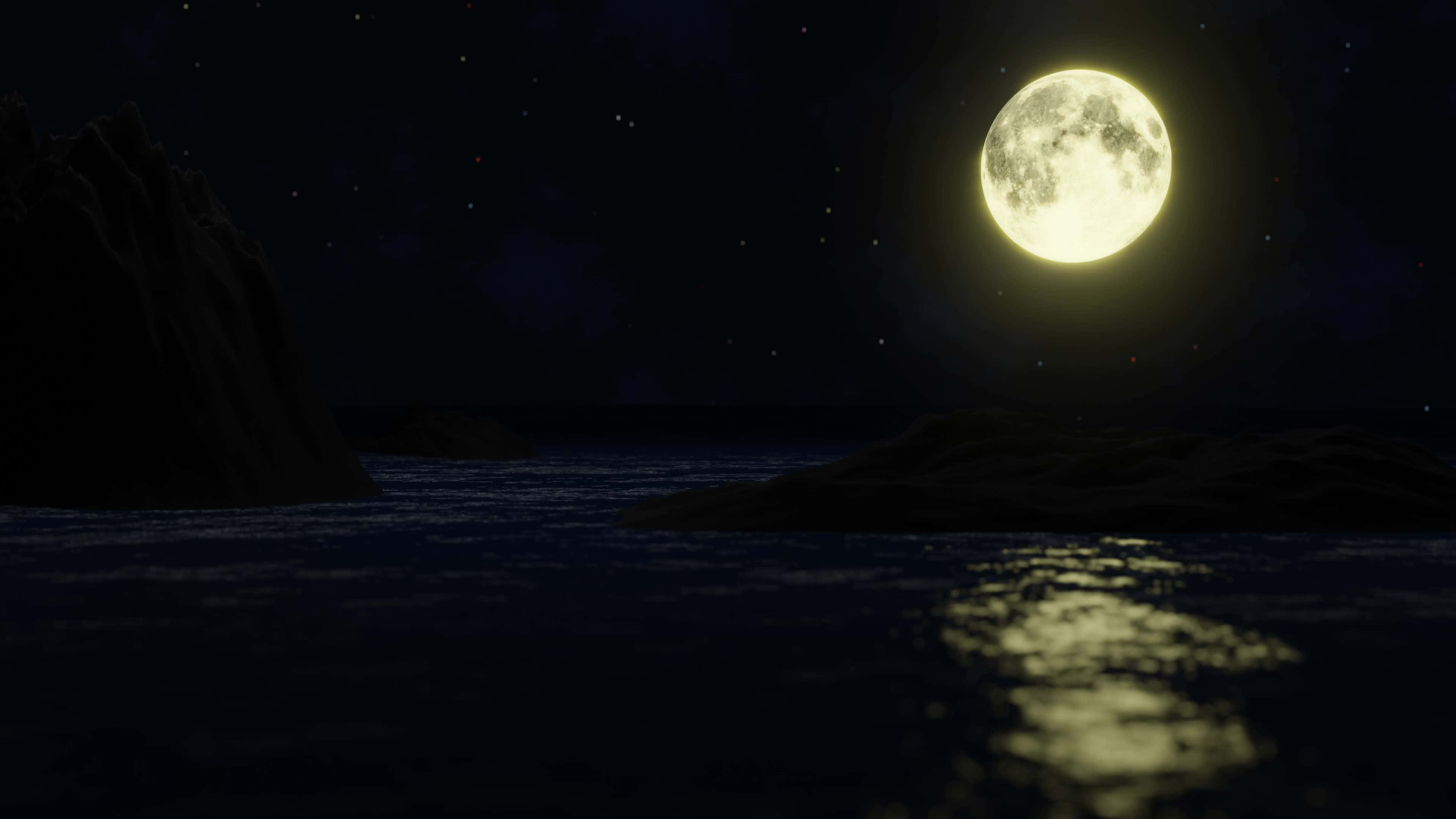 桌布 壁紙 — 一輪明亮的滿月在星空和黑暗岩石露頭的夜晚，在平靜的海洋上投下金色的光芒。