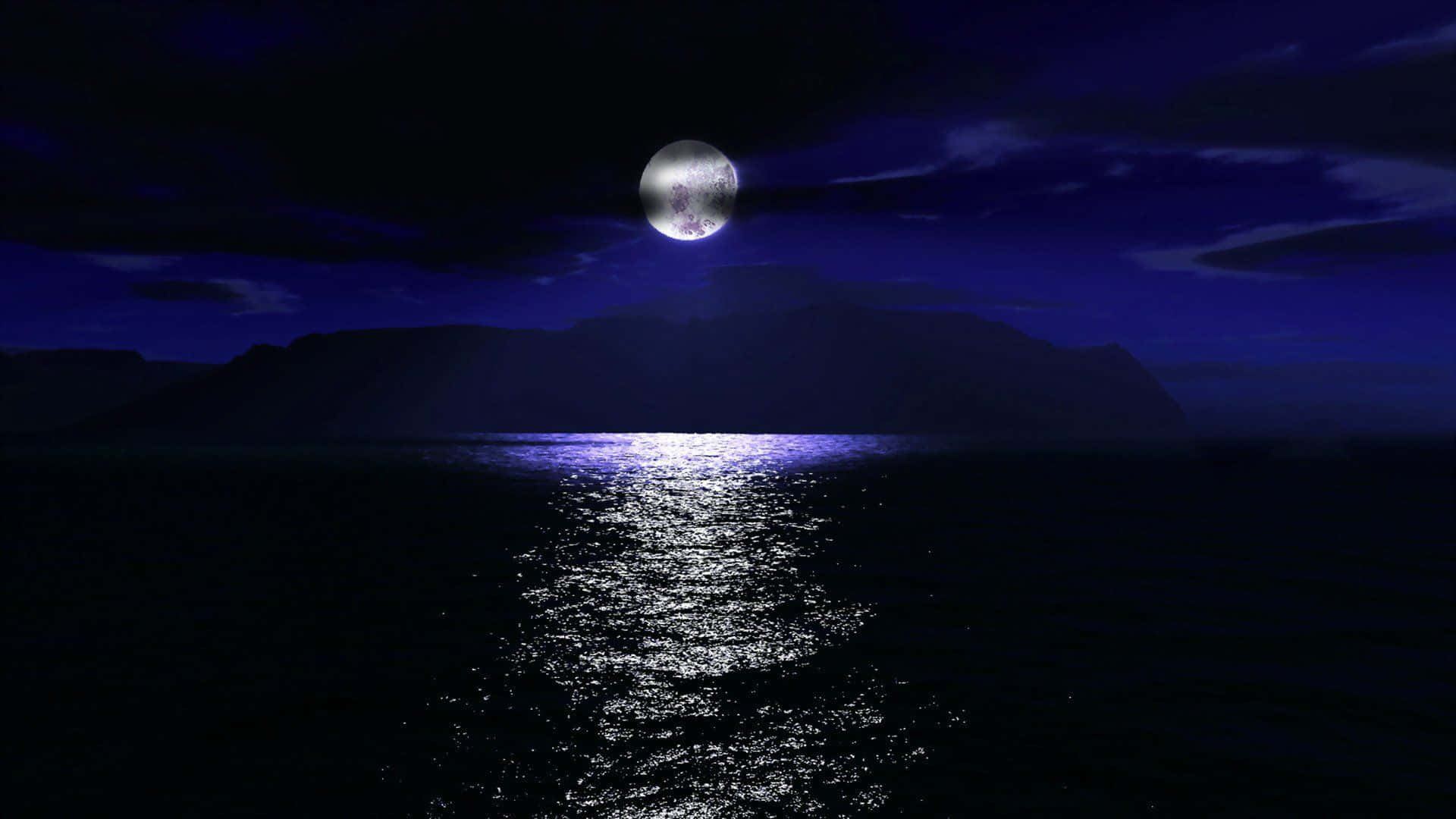 Moonlight 桌布 壁紙 — 一輪明亮的滿月在深紫色夜空下，於漆黑海洋上投射出一條閃爍的銀色路徑，山巒呈現剪影。
