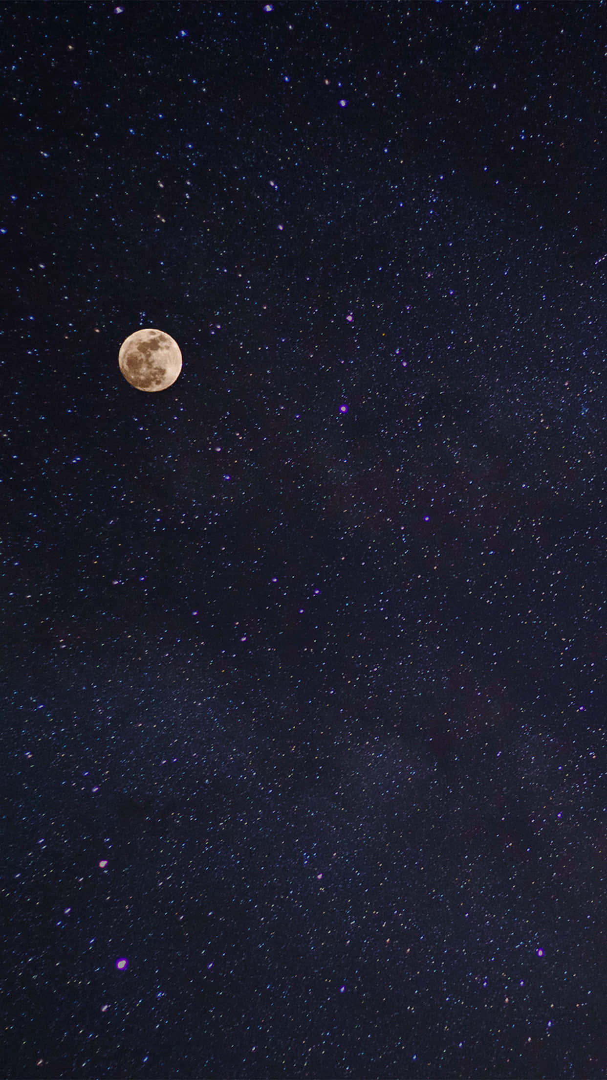 太空 桌布 壁紙 — 一輪明亮的滿月在深紫色的夜空中閃耀，夜空點綴著無數閃爍的星星。