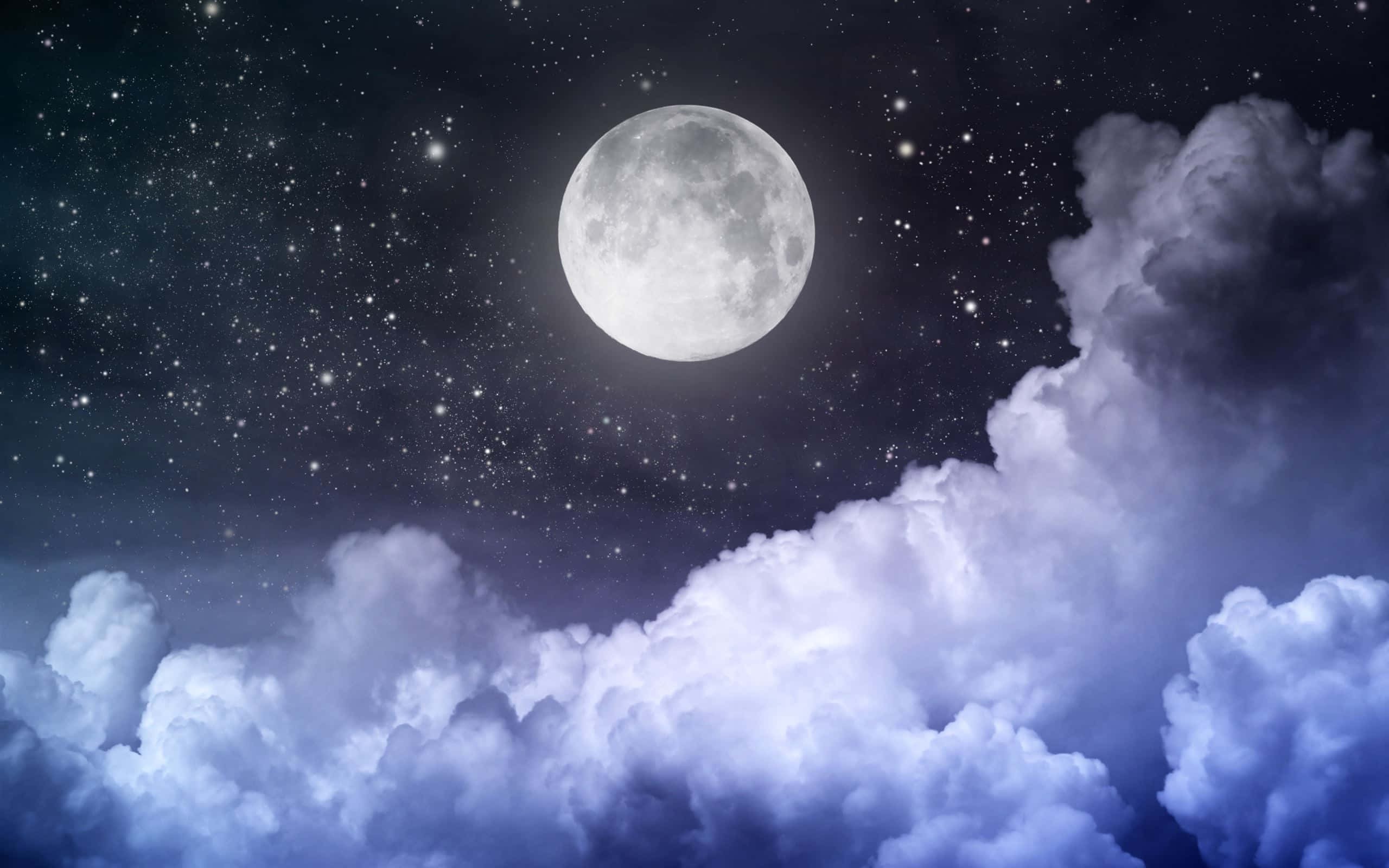 桌布 壁紙 — 一輪明亮的滿月在深藍色和紫色色調的星空夜空下，在蓬鬆的雲層上方發光。