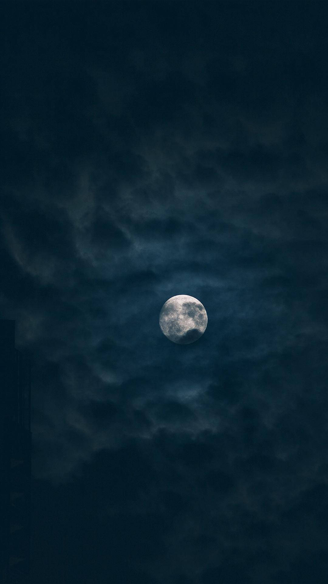 Clouds Aesthetics 桌布 壁紙 — 一輪明亮的滿月在深邃夜空中的漩渦烏雲間閃耀。