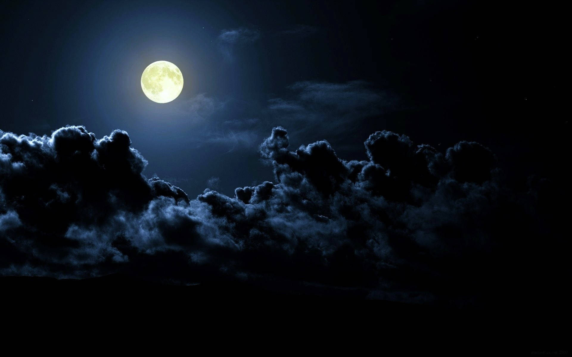 雲朵 桌布 壁紙 — 一輪明亮的滿月在深邃的夜空中穿過戲劇性的烏雲發光。