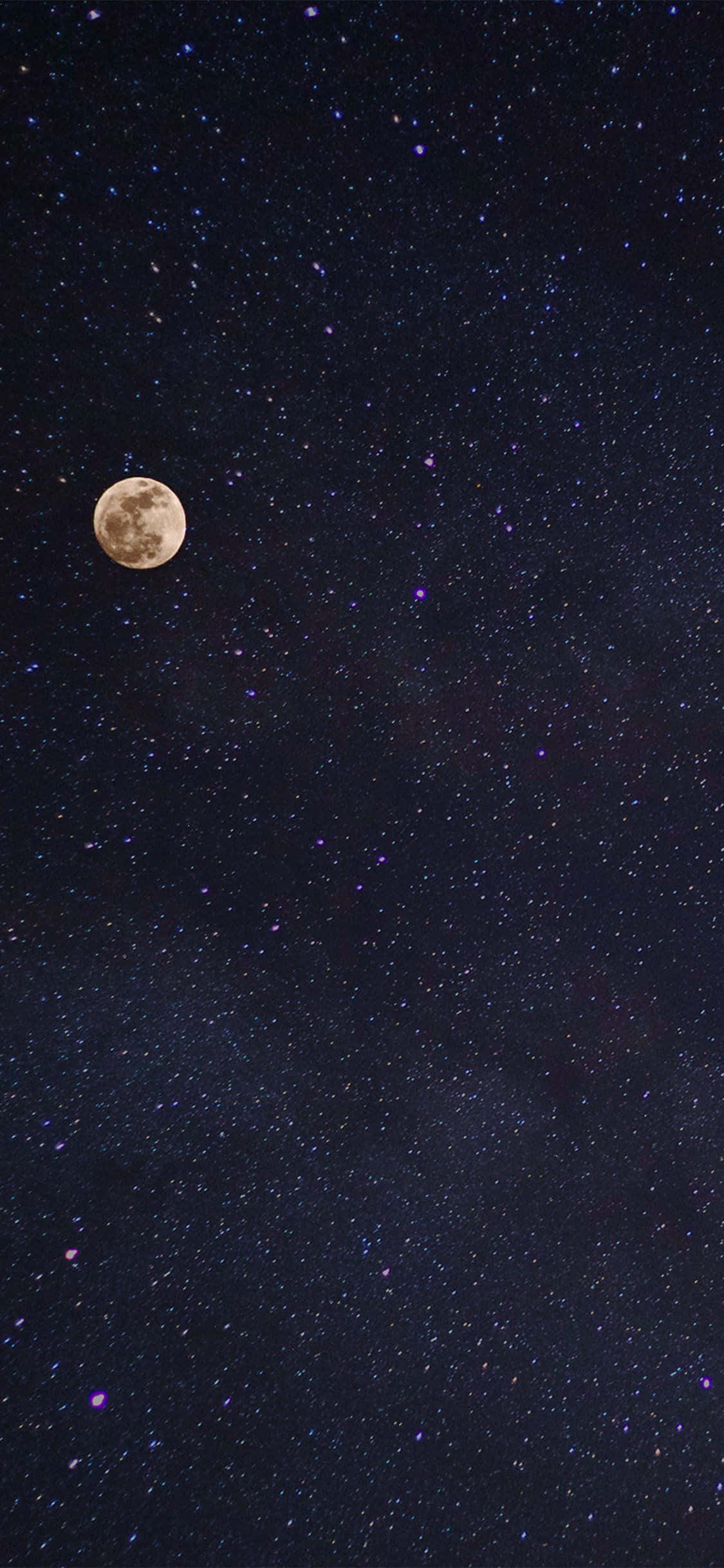 Moon And Stars iPhone 桌布 壁紙 — 一輪明亮的滿月在深靛藍色夜空中，於密集閃爍的星群中發光。