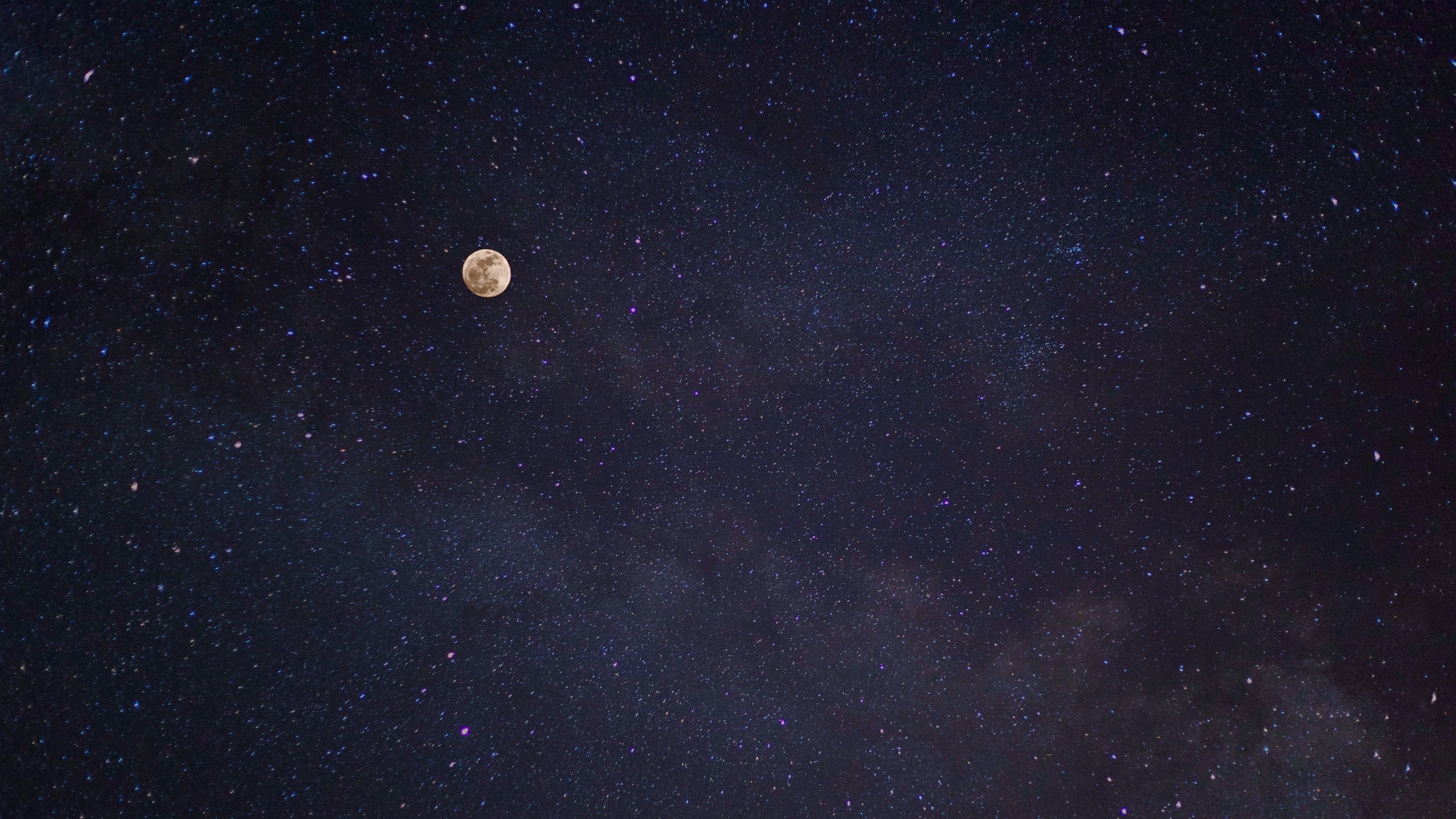 月亮與星星 桌布 壁紙 — 一輪明亮的滿月在深靛藍色夜空中的密集星場和宇宙塵埃中發光。