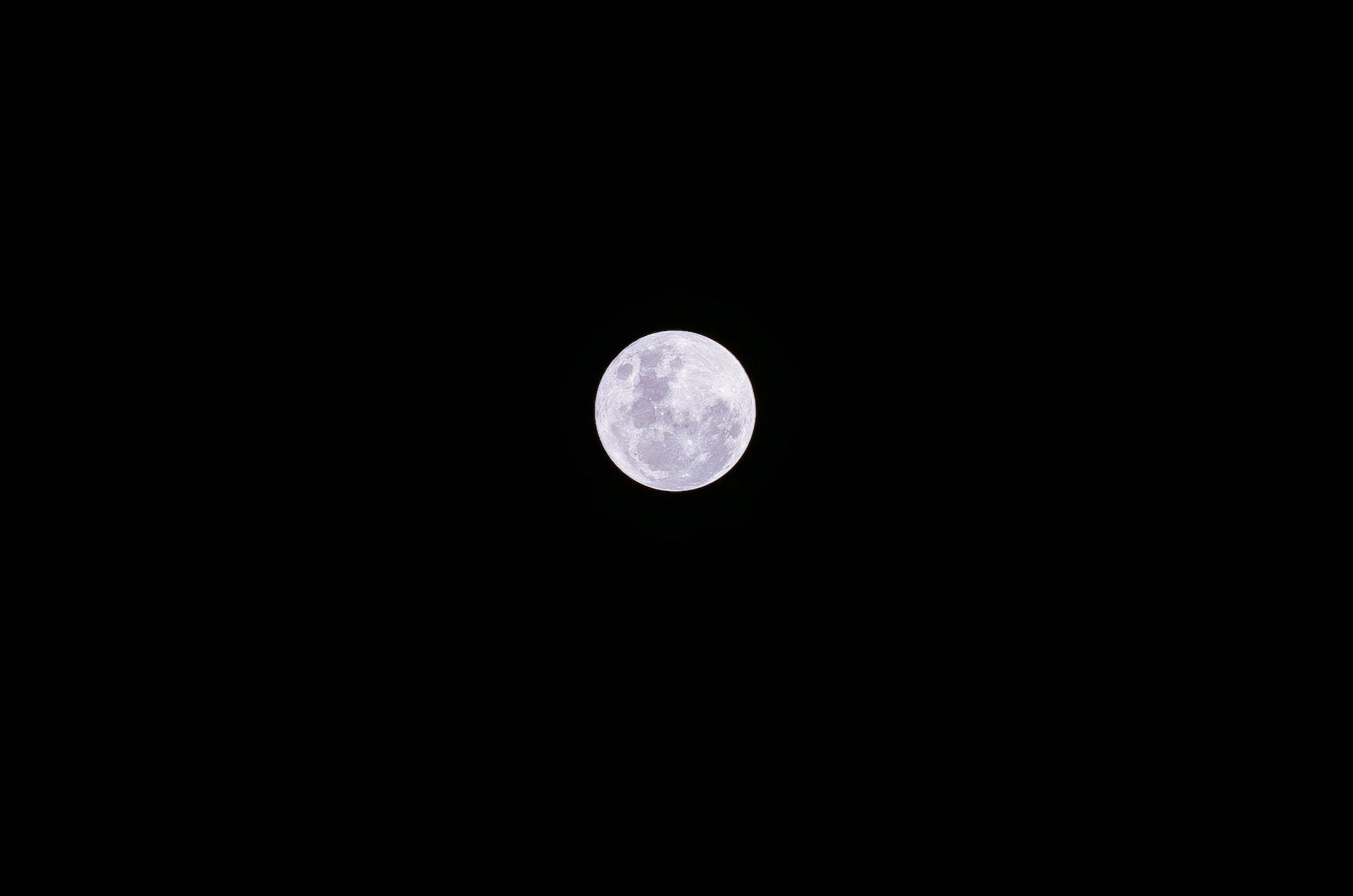 夜空 桌布 壁紙 — 一輪明亮的滿月在漆黑無雲、無星的夜空中發光。