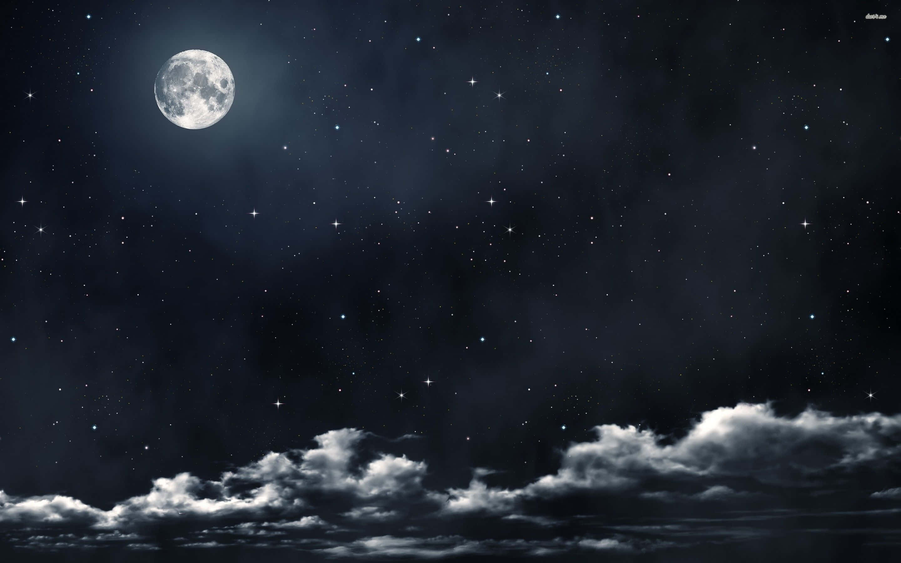 月光 桌布 壁紙 — 一輪明亮的滿月在繁星點點的夜空上方閃耀，下方有縷縷薄雲。