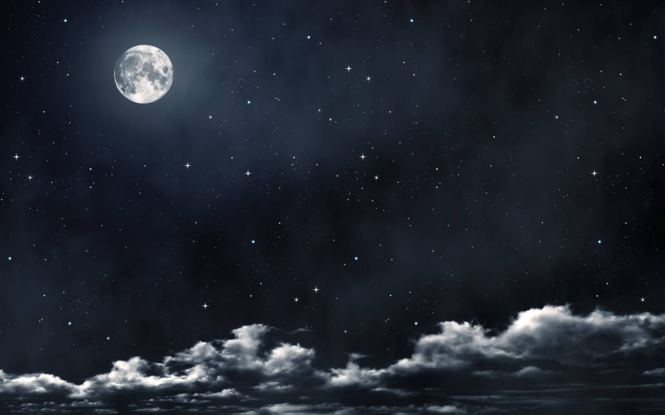 雲朵 桌布 壁紙 — 一輪明亮的滿月在繁星點點的夜空上方發光，下方有縷縷雲彩飄過。
